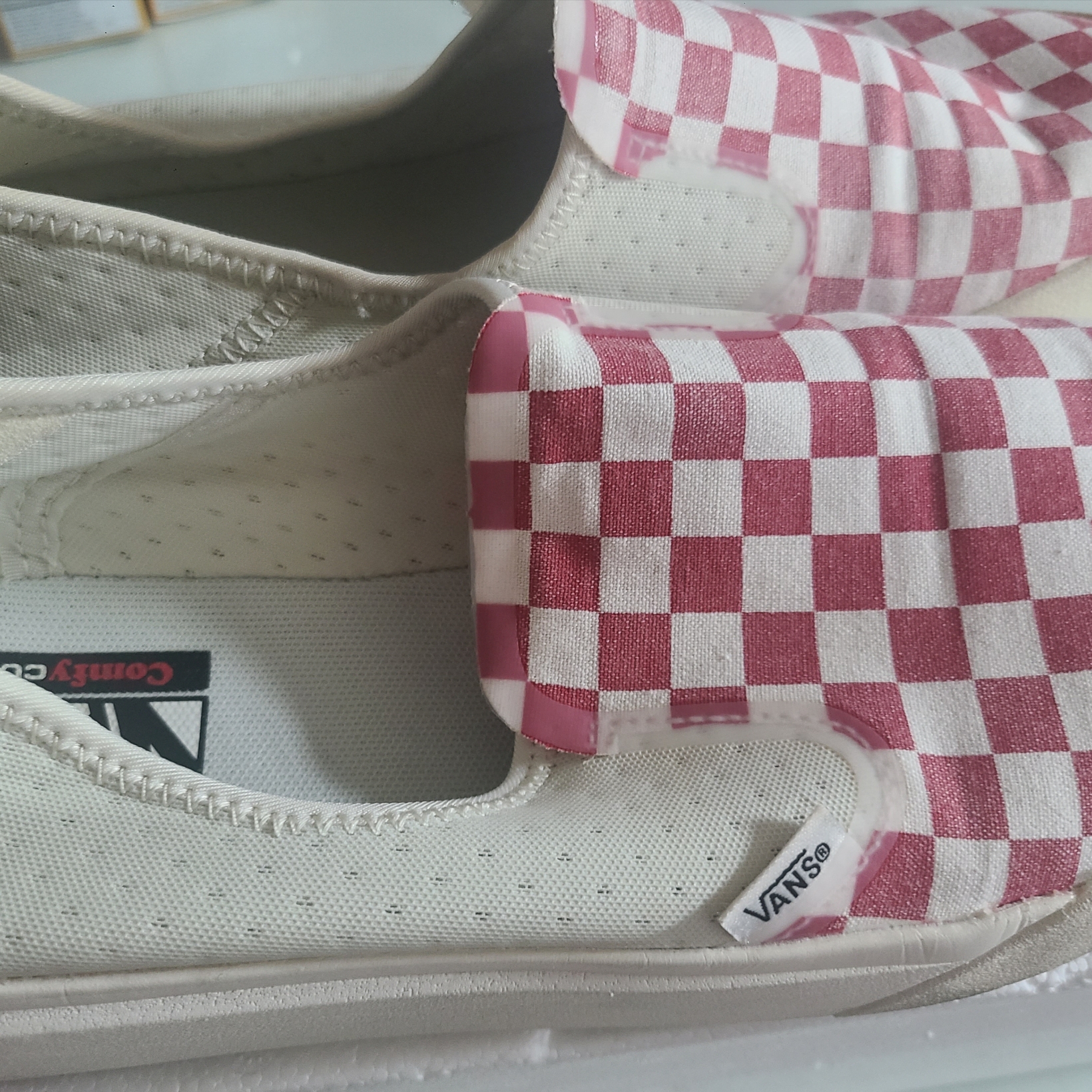 Vans ComfyCush One Checkerboard Racing Red Marshmallow 착용 스타일