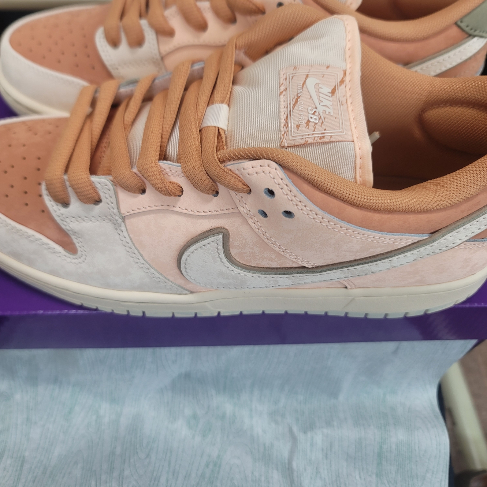 Nike SB Dunk Low Pro Crimson Tint and Amber Brown 착용 스타일 - 3