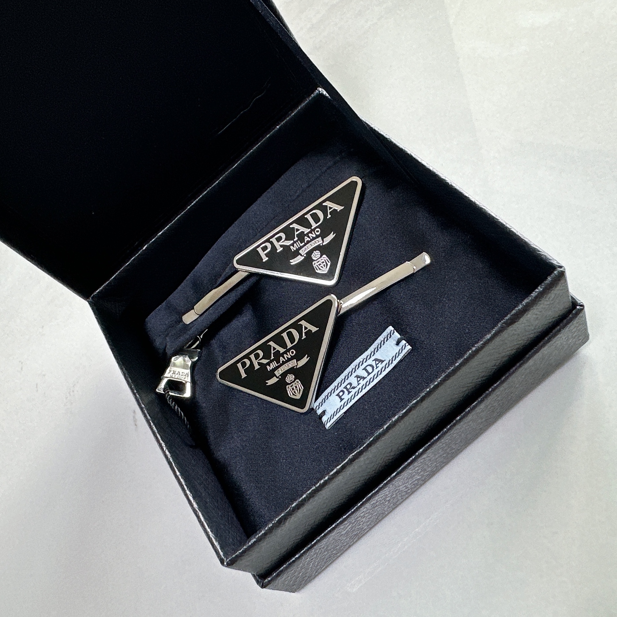 (W) Prada Metal Hair Clips Black 착용 스타일