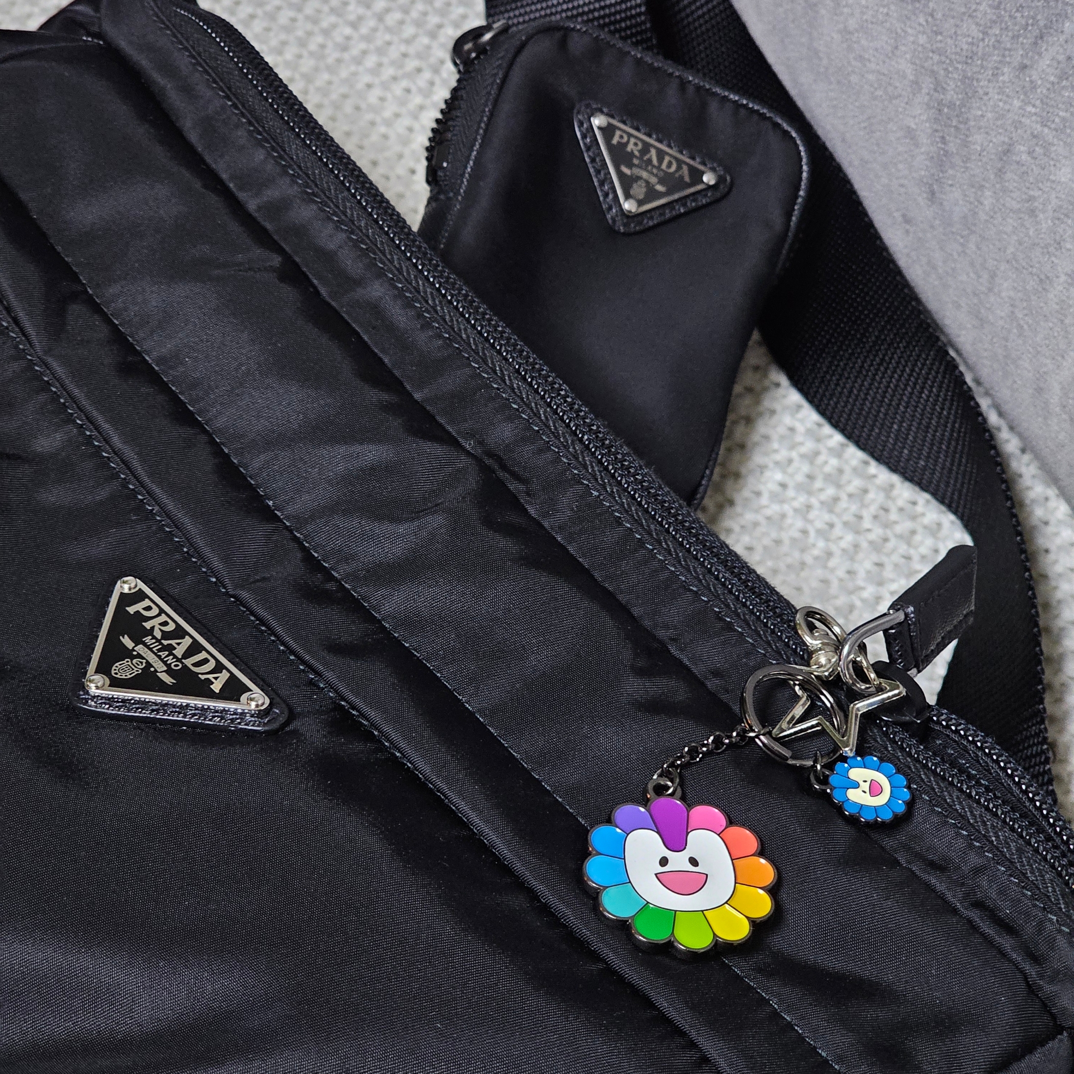 NewJeans x Murakami Metal Keyring Flower 착용 스타일