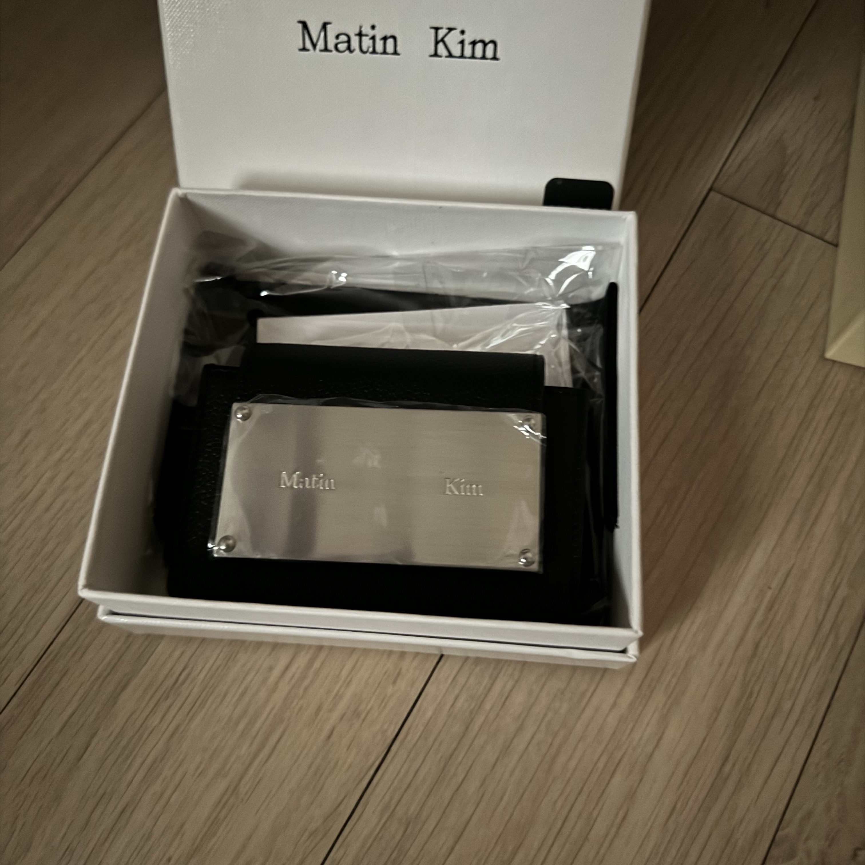 Matin Kim Accordion Wallet Black 착용 스타일