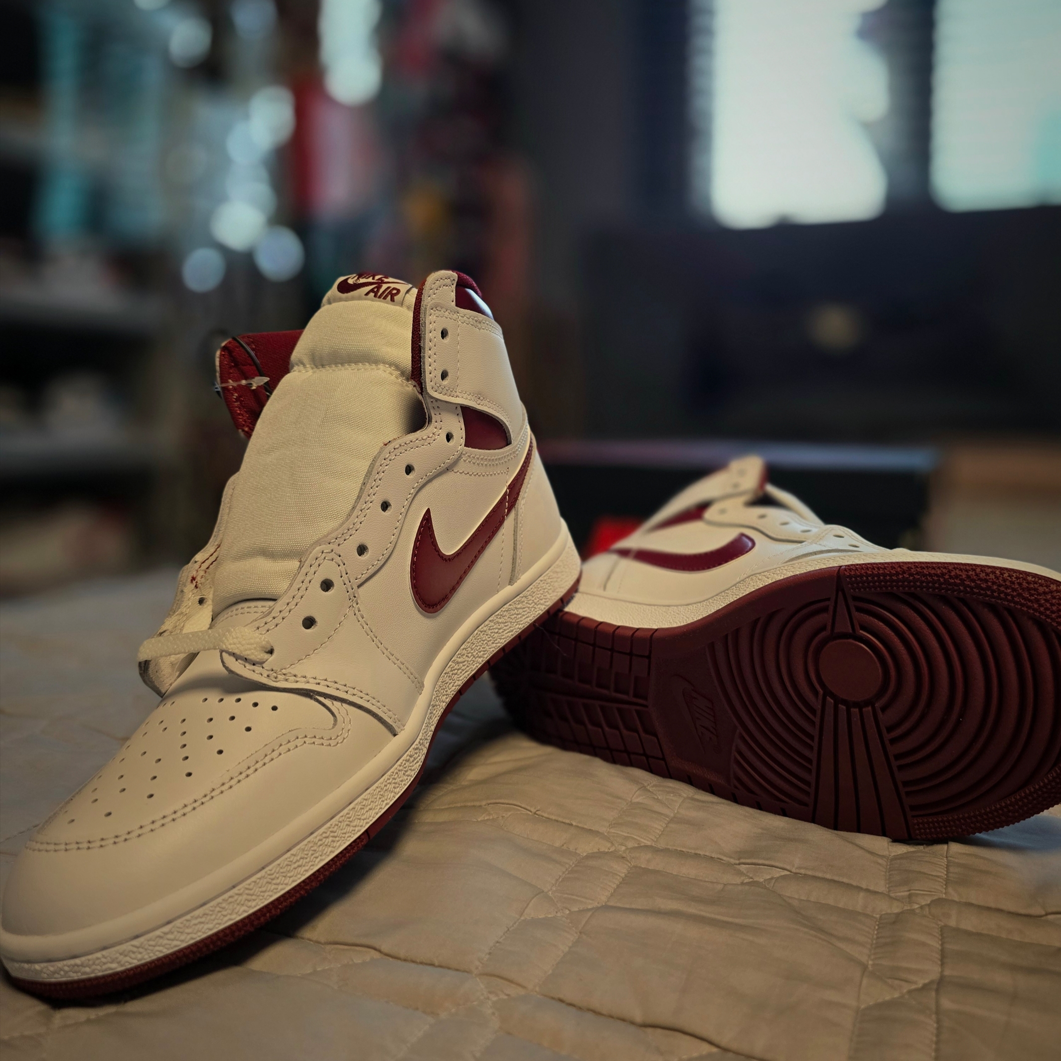 Jordan 1 High 85 Metallic Burgundy 착용 스타일 - 1