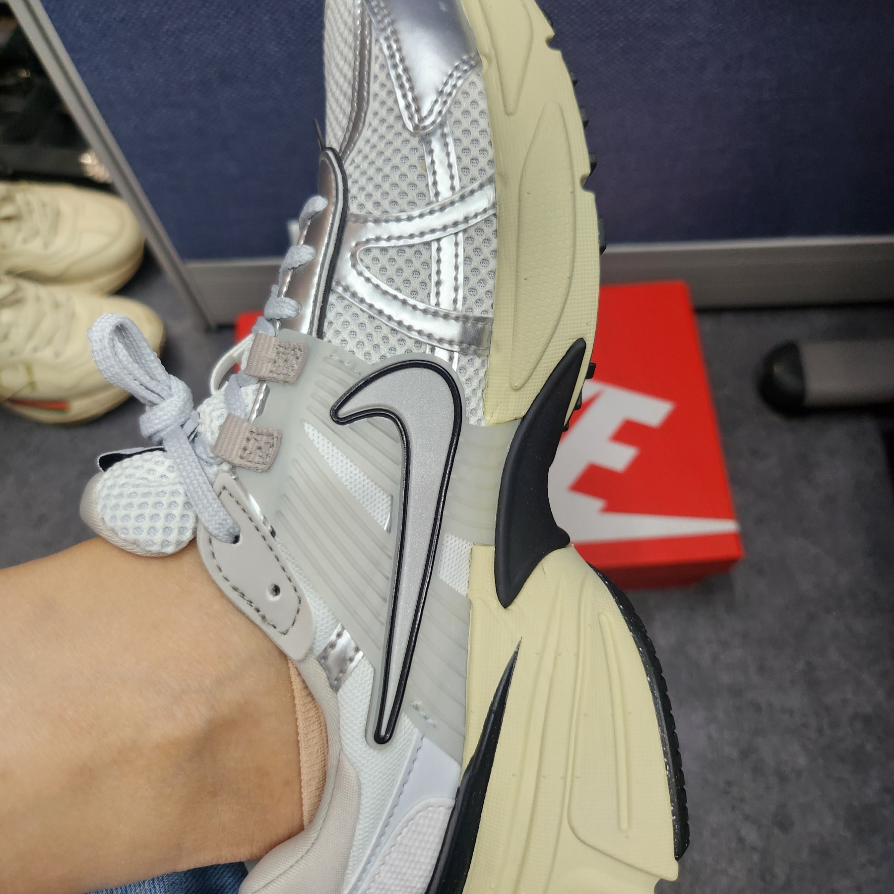 Nike V2K Run Summit White Metallic Silver 착용 스타일 - 3
