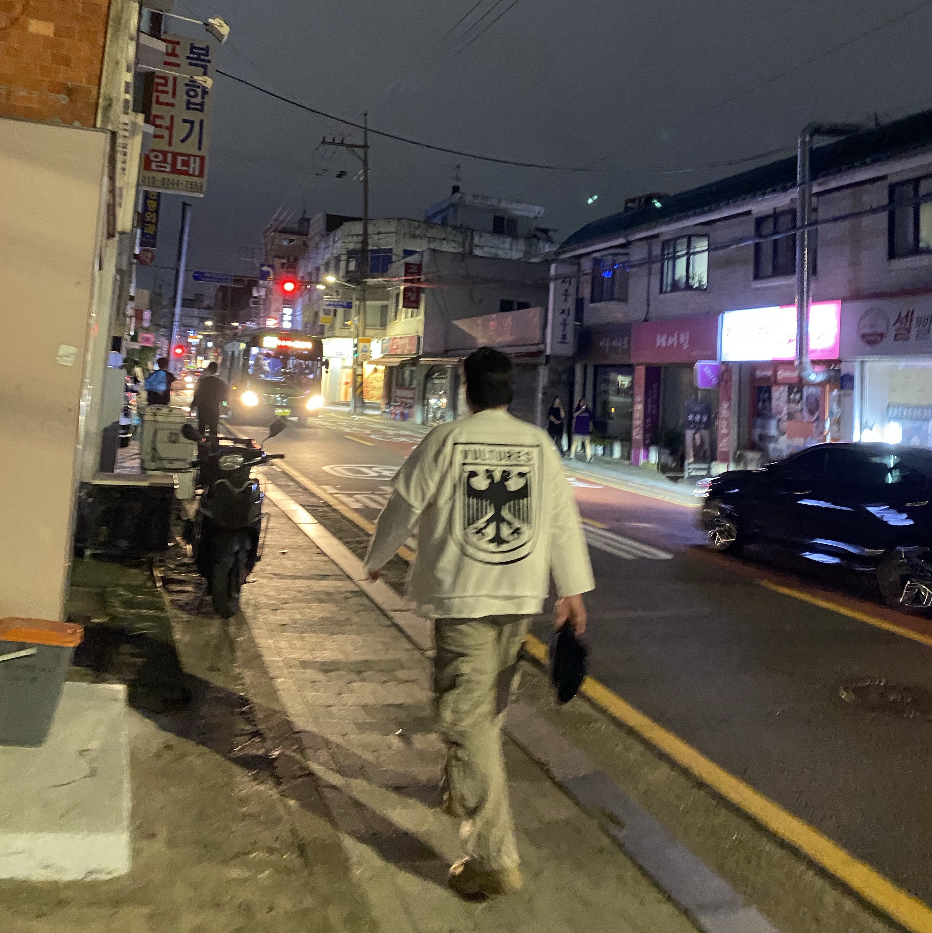 Yeezy Vultures Box T-Shirt White, Yeezy Vultures Long Sleeve T-Shirt White 착용 스타일 - 2