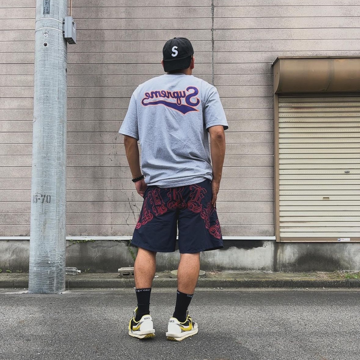 Supreme Backwards T-Shirt Heather Grey - 24SS 착용 스타일