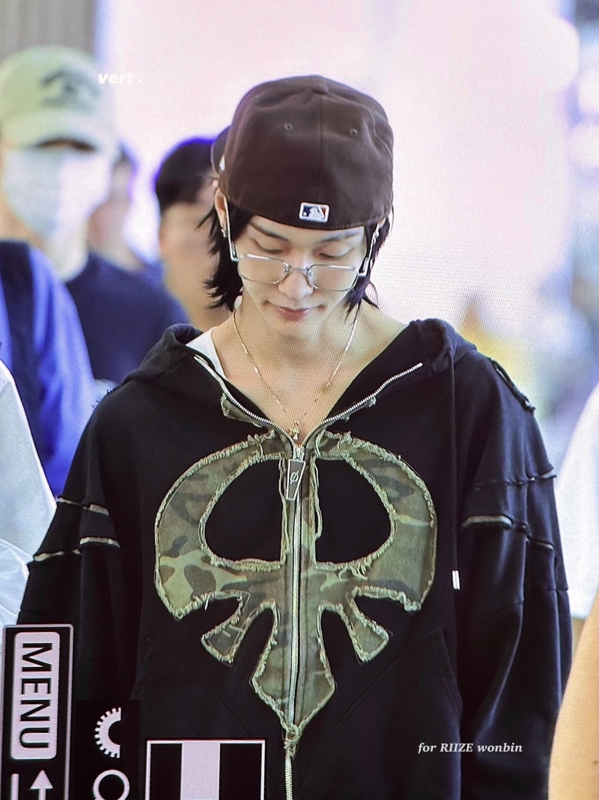 IATF x Skoot Grow Op Hood Zip Up Black 착용 스타일