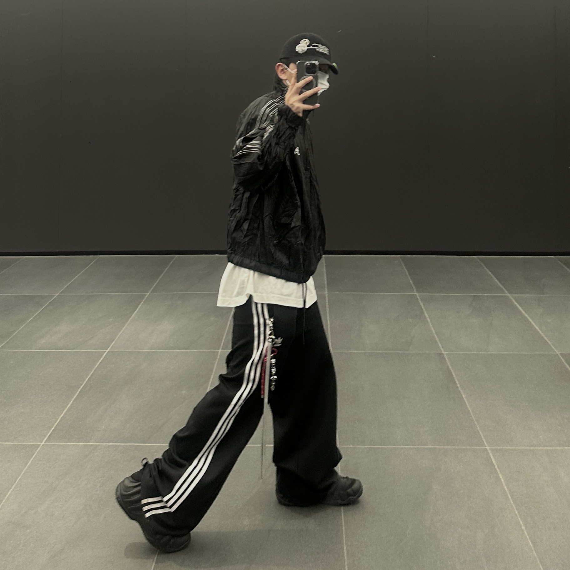 Nike Air Foamposite One Black Anthracite, (W) Adidas Primeblue Relaxed Wide Leg Pants Black - US Sizing 착용 스타일 - 2