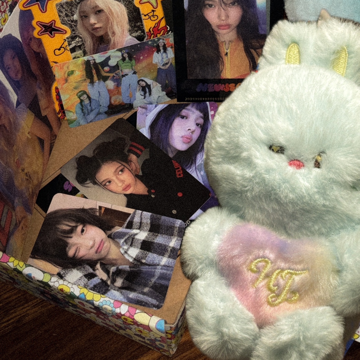 NewJeans Supernatural NJ x Murakami Drawstring Bag Ver., NewJeans How Sweet Photo Card Holder Keyring Haerin 착용 스타일 - 2