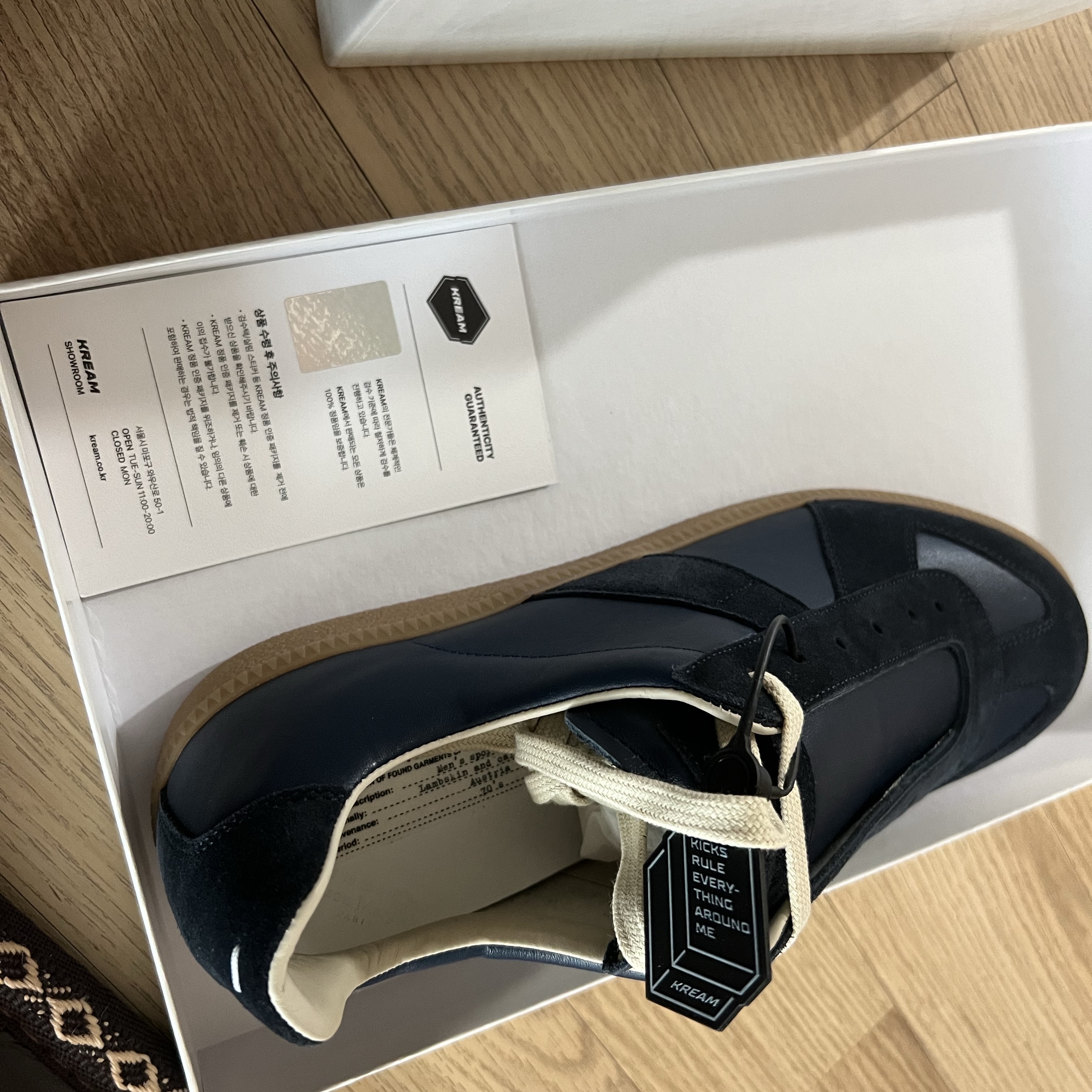 Maison Margiela Calfskin Replica Sneakers Navy 착용 스타일 - 2