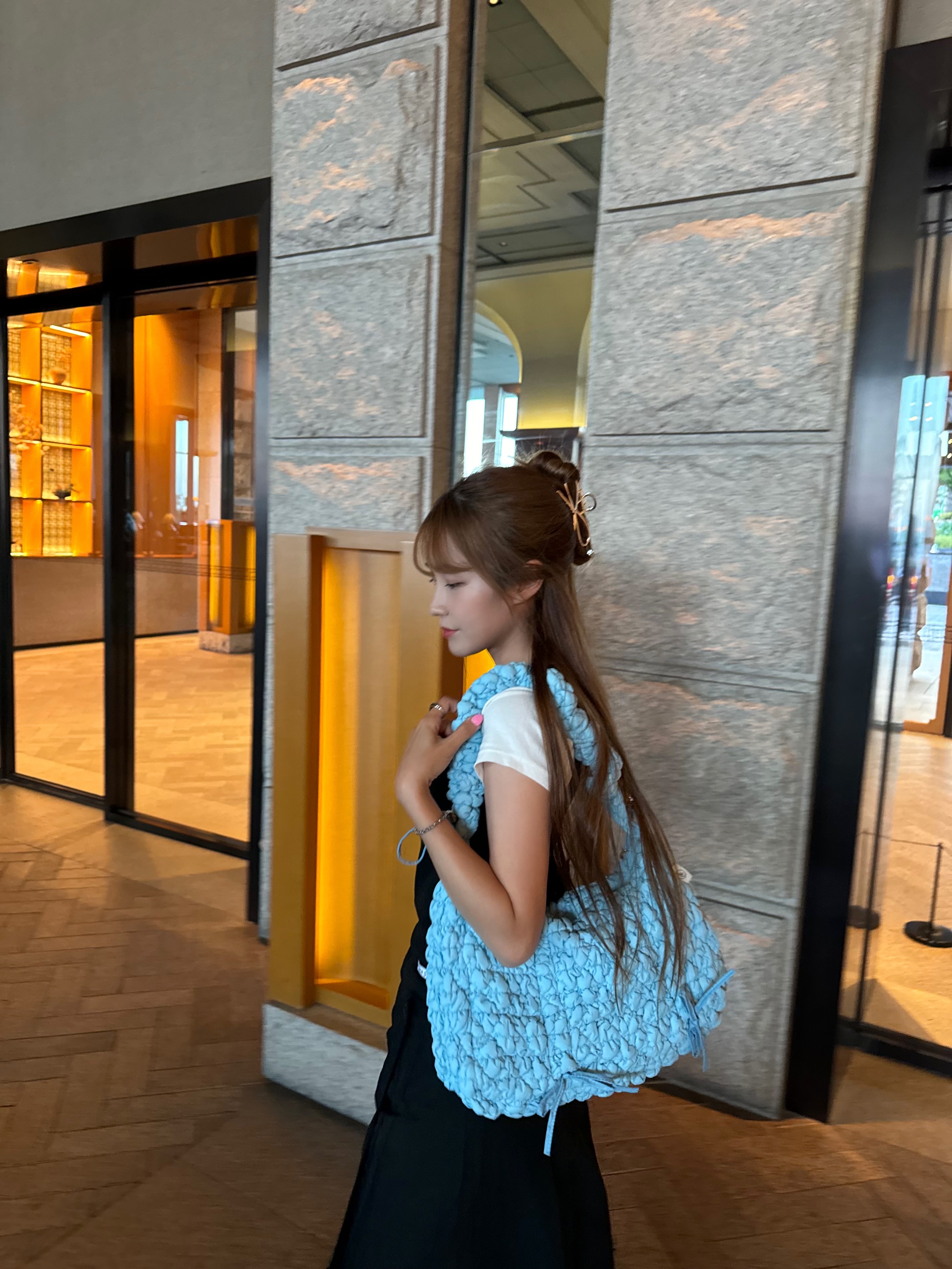 Anoetic Anc Ribbon Cloud Bag Blue 착용 스타일