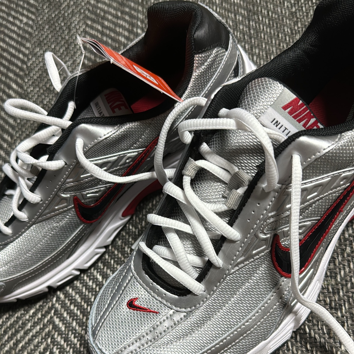 Nike Initiator Metallic Silver Black 착용 스타일