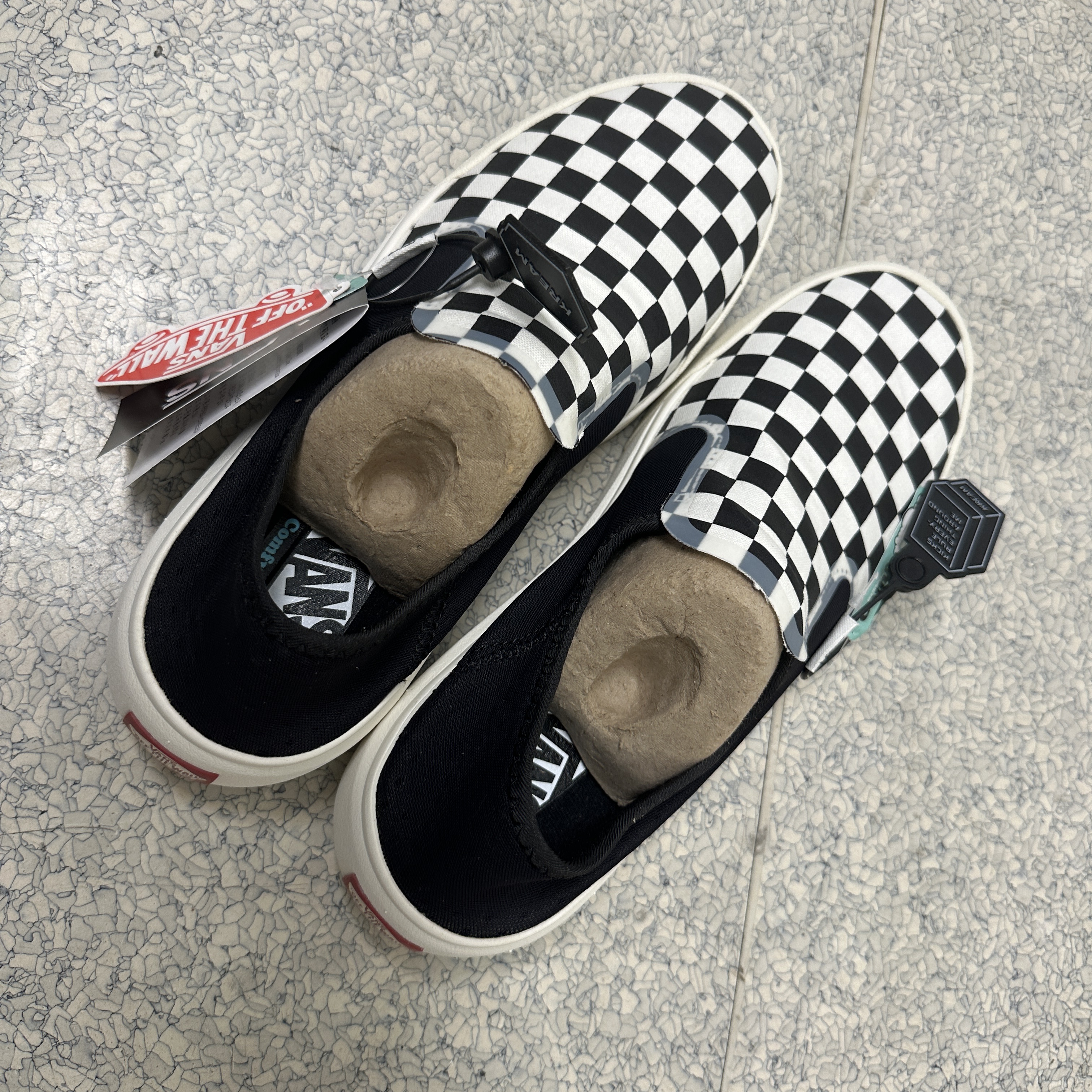 Vans Checkerboard Comfycush One Black 착용 스타일 - 2