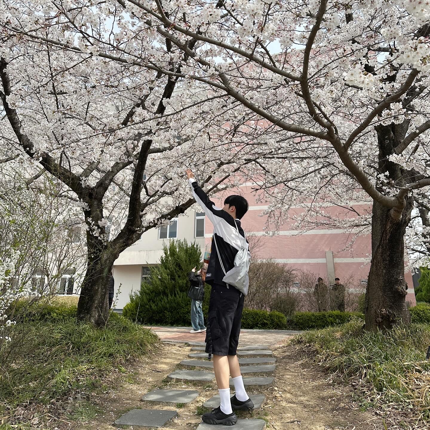 Deus Ex Machina Saber Moto Jersey Black, Oakley Factory Team x Brain Dead Suede Chop Saw Mule Navy Black 착용 스타일 - 1