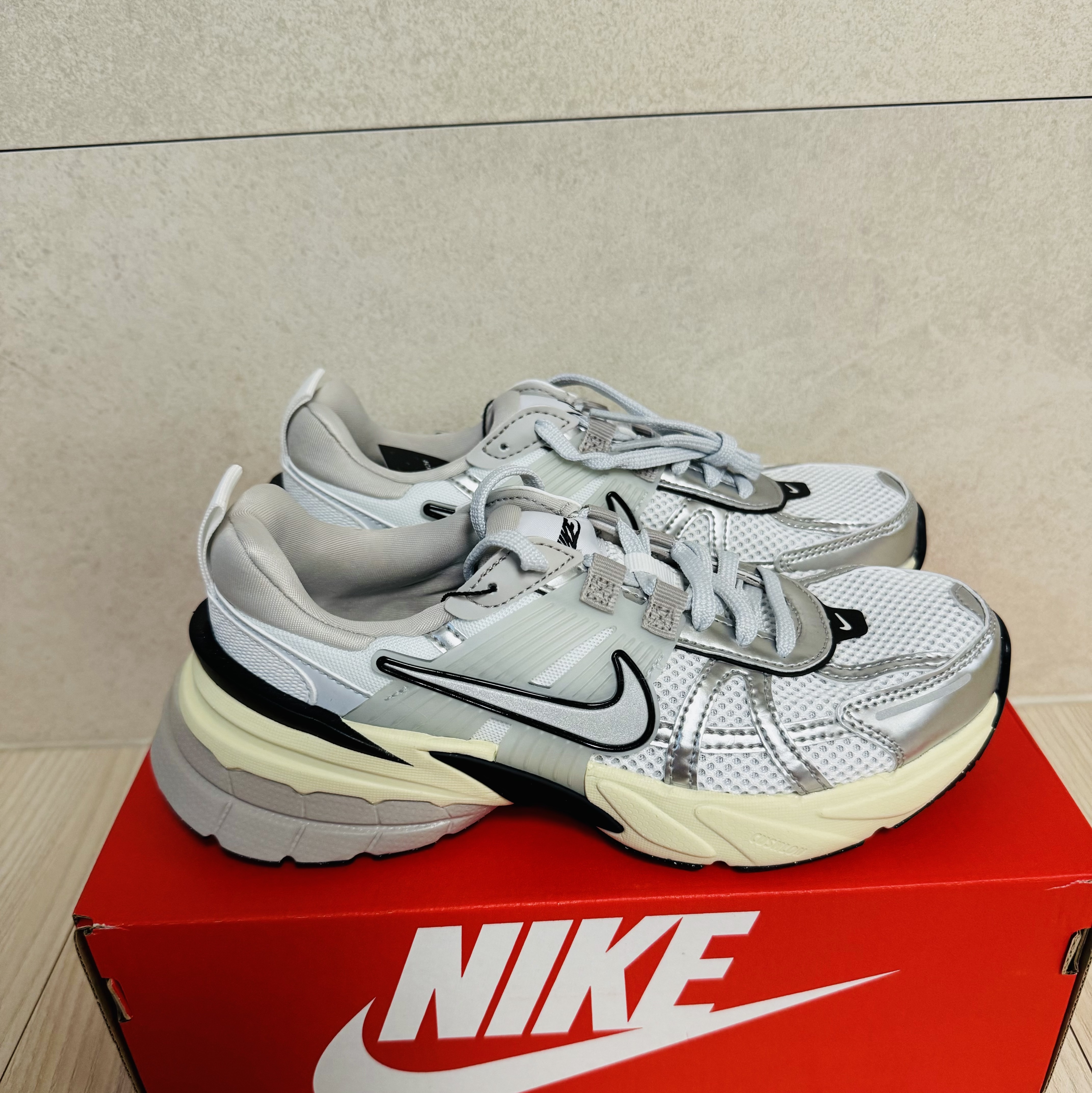 Nike V2K Run Summit White Metallic Silver 착용 스타일 - 3