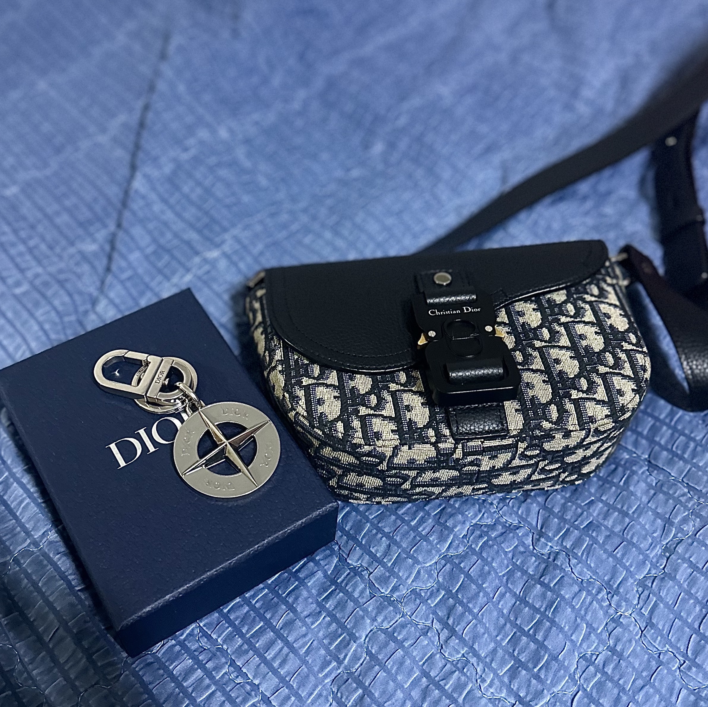 Dior x Stone Island Key Ring Palladium Finish Brass and Gray Enamel, Dior Saddle Pouch with Strap Grained Calfskin Beige & Black Dior Oblique Jacquard Black 착용 스타일 - 2