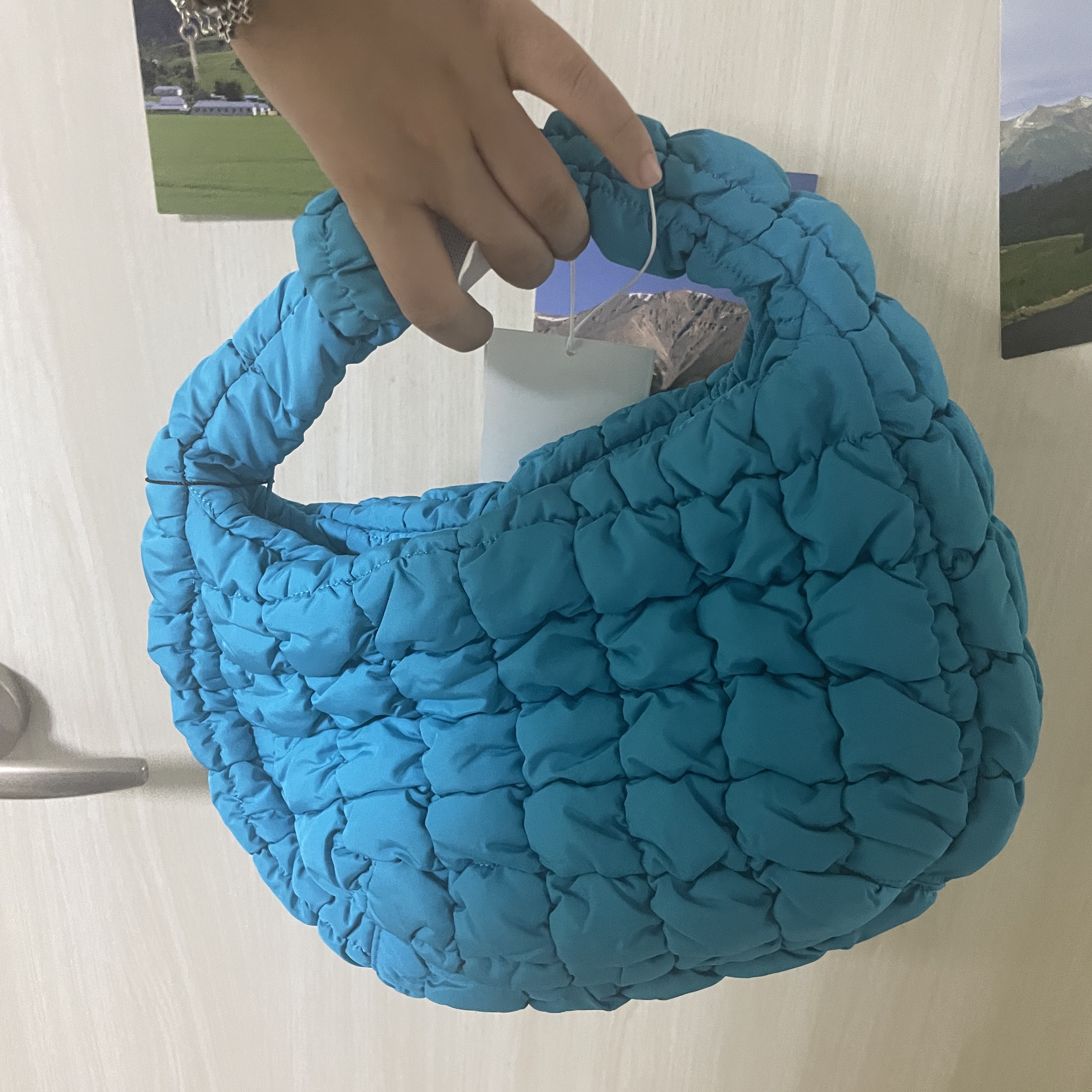COS Quilted Mini Bag Bright Turquoise 착용 스타일 - 2