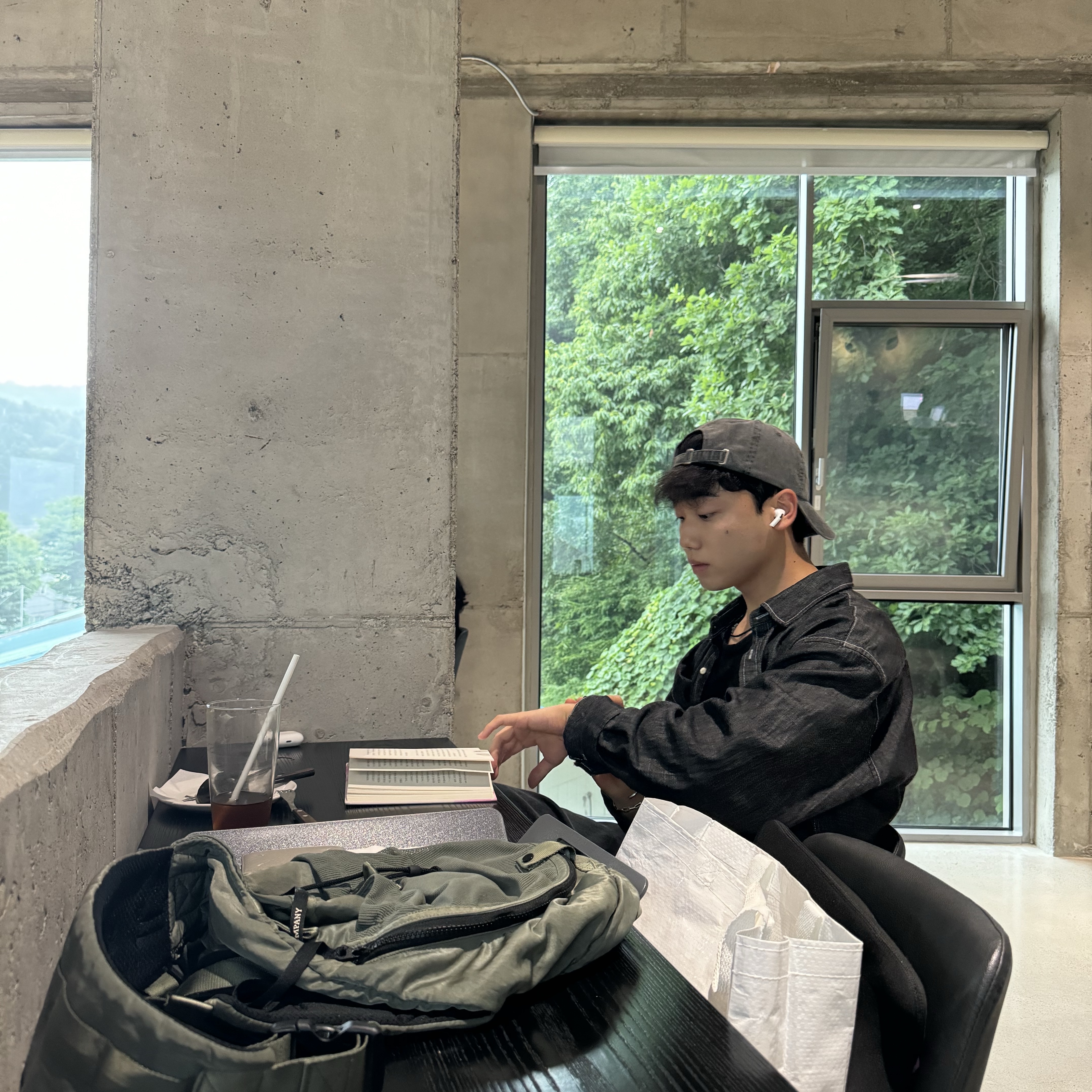 Hoka Bondi 7 Black, Stussy Washed Basic Low Pro Cap Charcoal 착용 스타일 - 2