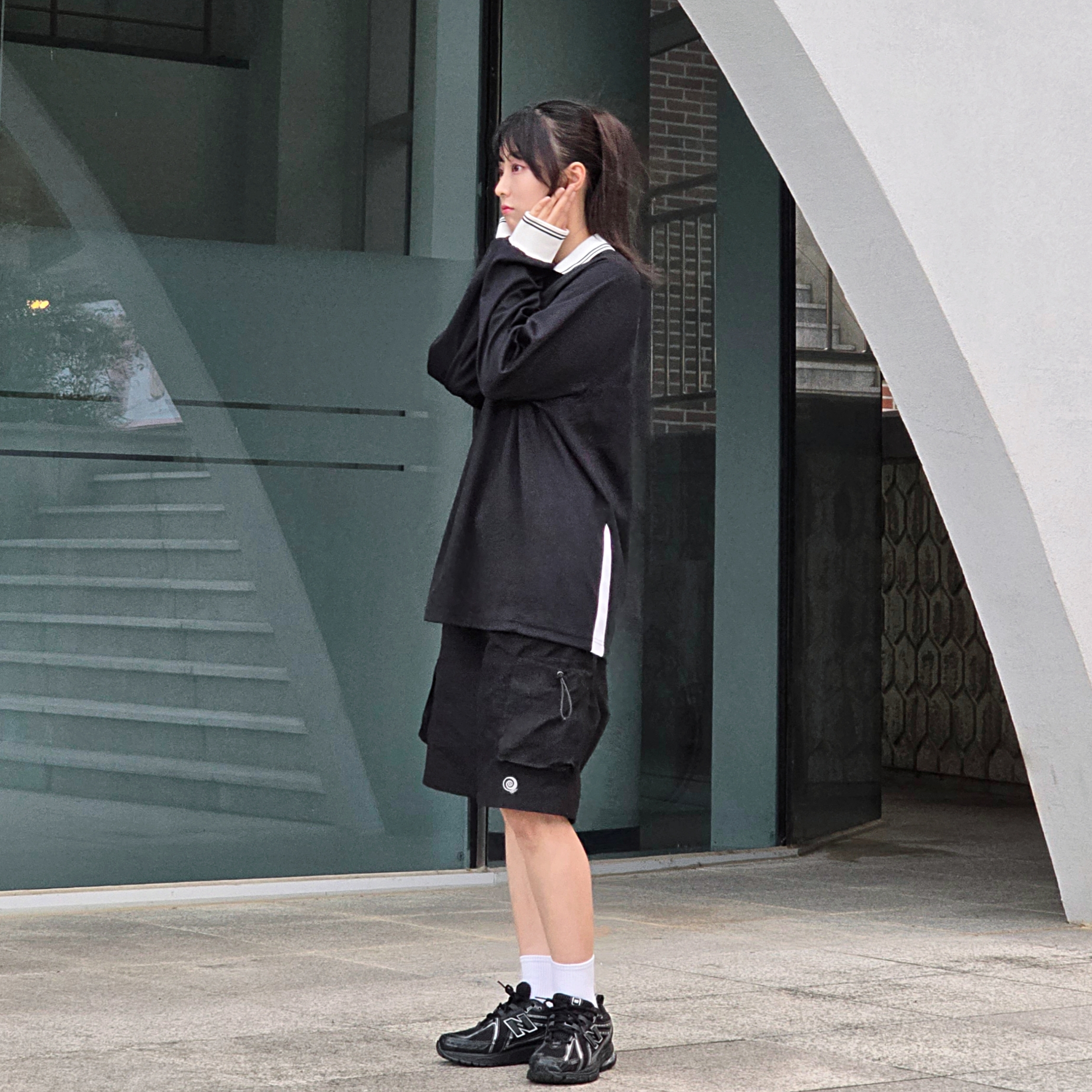 New Balance 1906R Black Silver Metallic 착용 스타일 - 2