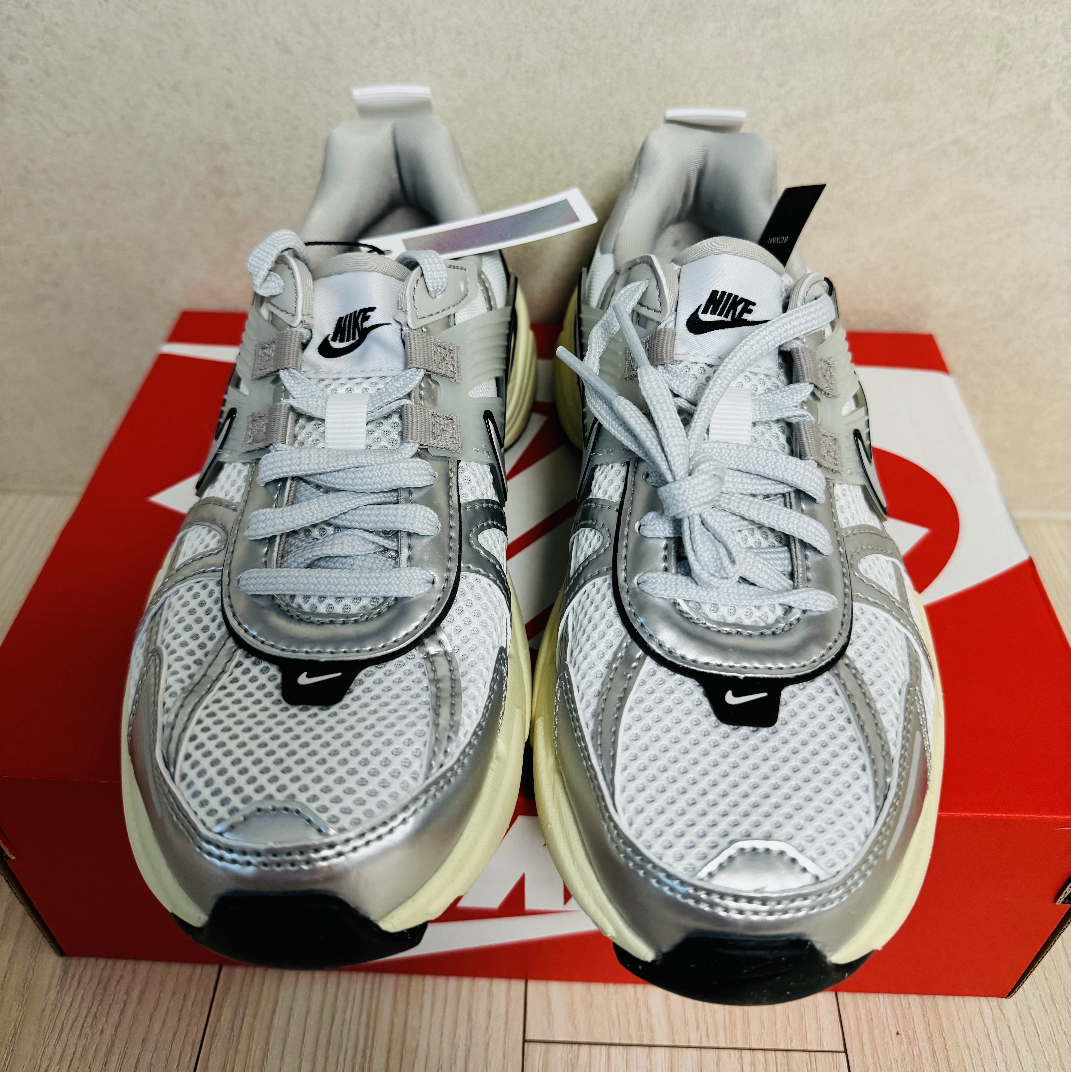 Nike V2K Run Summit White Metallic Silver 착용 스타일 - 4