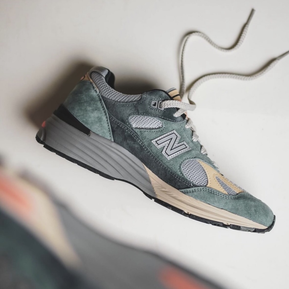 New Balance 991v2 Made in UK Blue Silver 착용 스타일 - 7