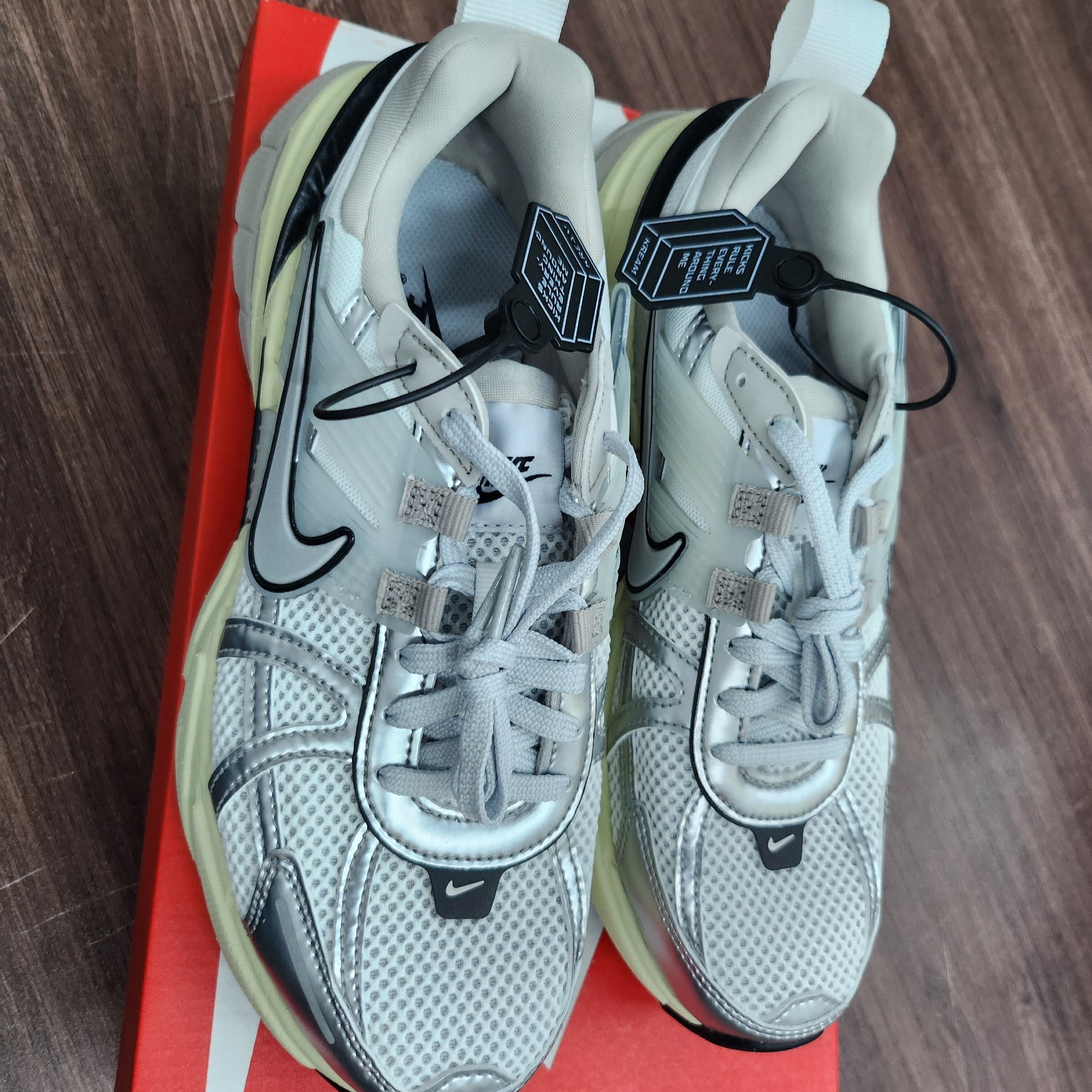 Nike V2K Run Summit White Metallic Silver 착용 스타일 - 2