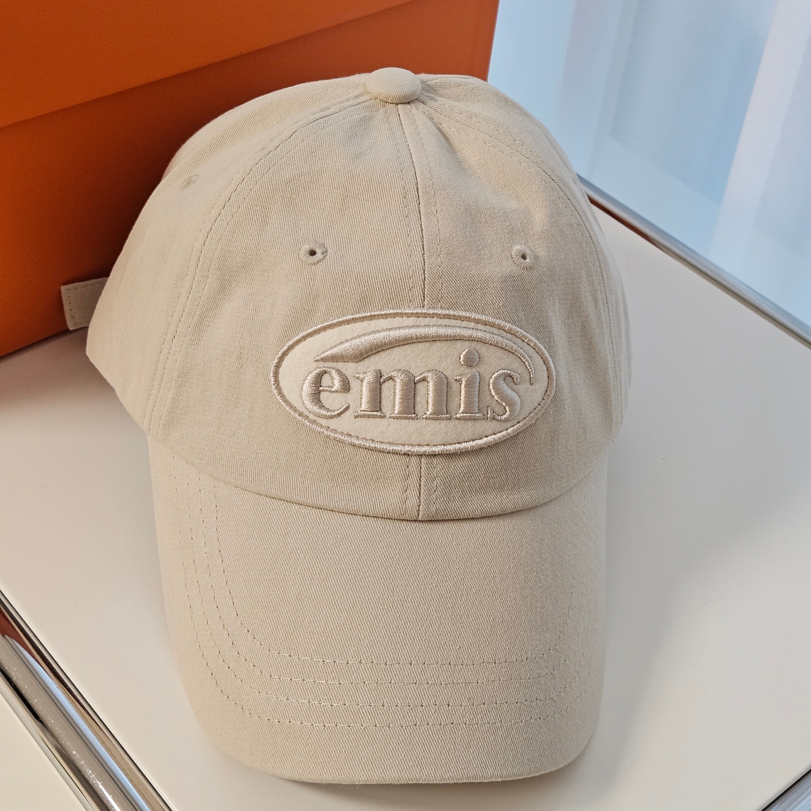 Emis Tone On Tone Wappen Ball Cap Beige 착용 스타일