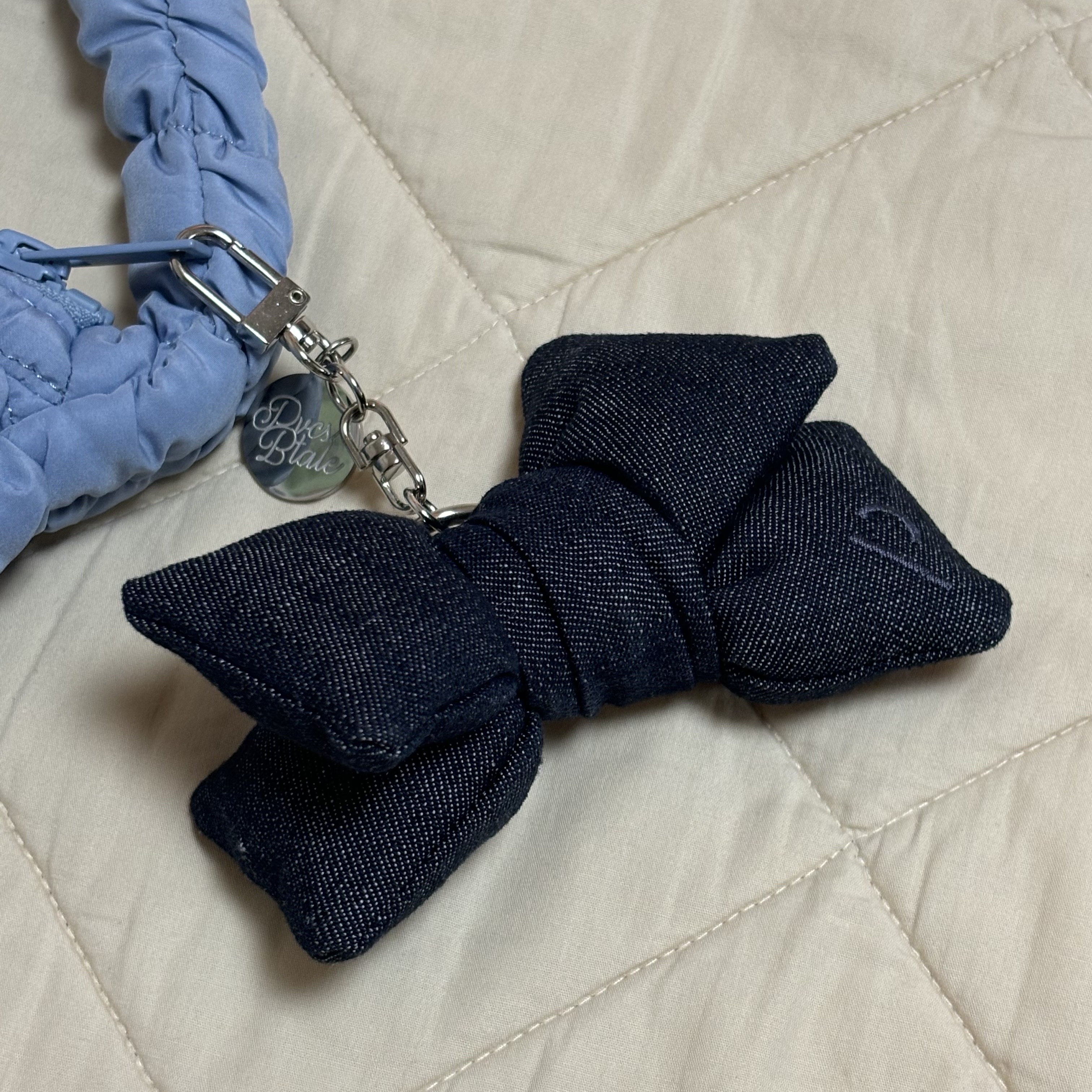 COS Quilted Micro Bag Blue, [KREAM 단독] PVCS x Bloomingtale Ribbon Denim Keyring Raw Denim 착용 스타일 - 2