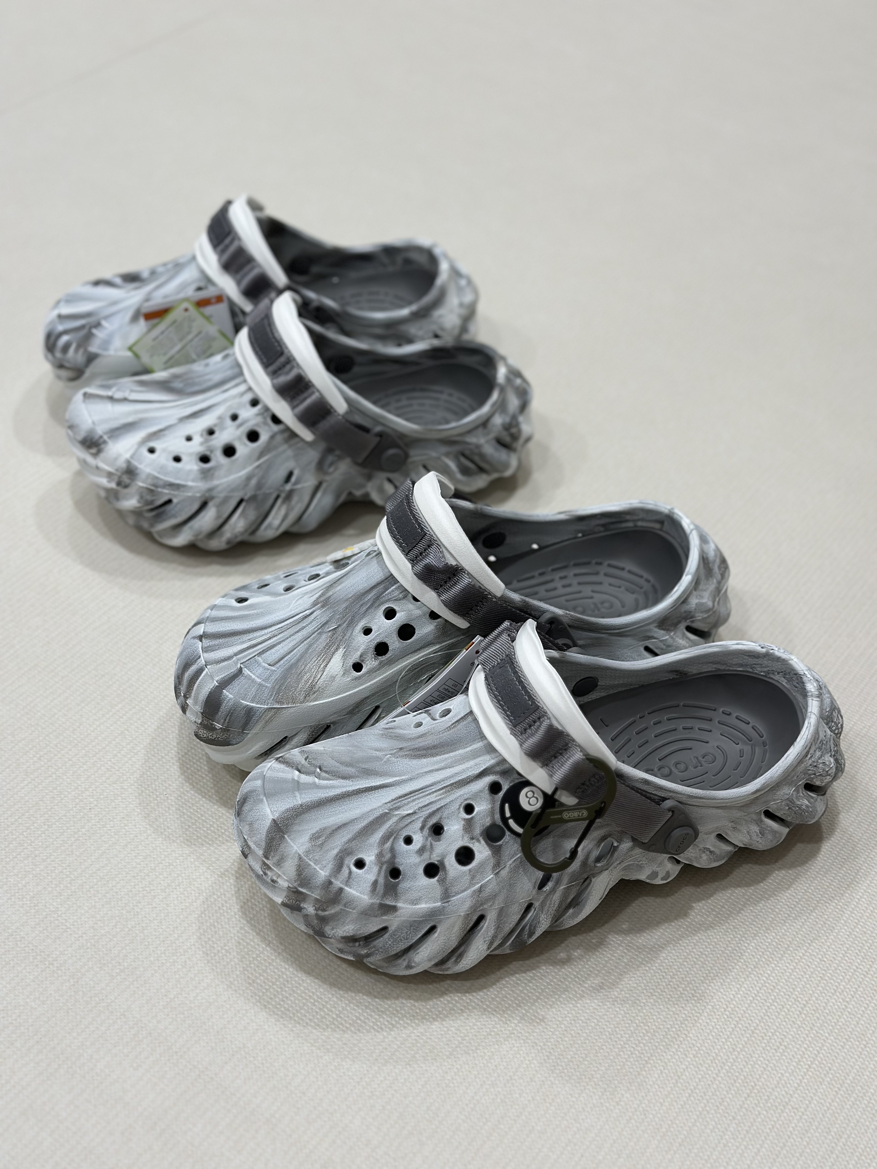 Crocs Echo Marbled Clog Moonlight Multi 착용 스타일 - 1