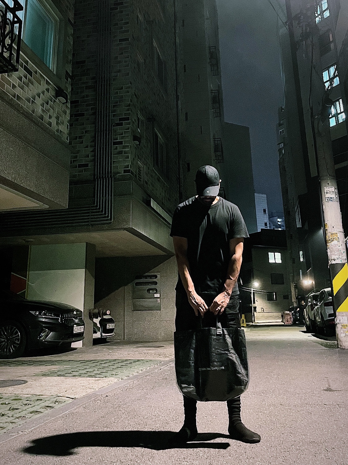 Yeezy Gap Engineered By Balenciaga Logo Cap Black, Yeezy YZY Pods Black 착용 스타일