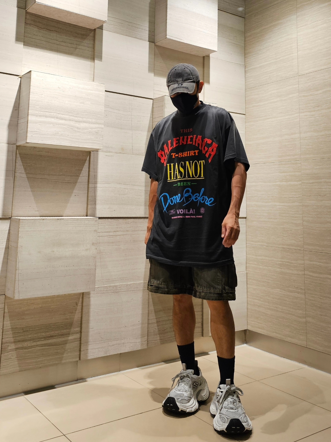 Balenciaga Not Been Done Oversized Vintage Jersey T-Shirt Black, Balenciaga Cargo Pants in Black 착용 스타일 - 3