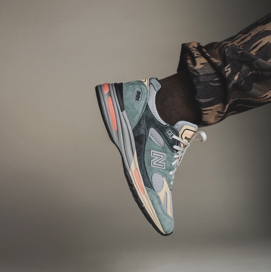 New Balance 991v2 Made in UK Blue Silver 착용 스타일 - 6