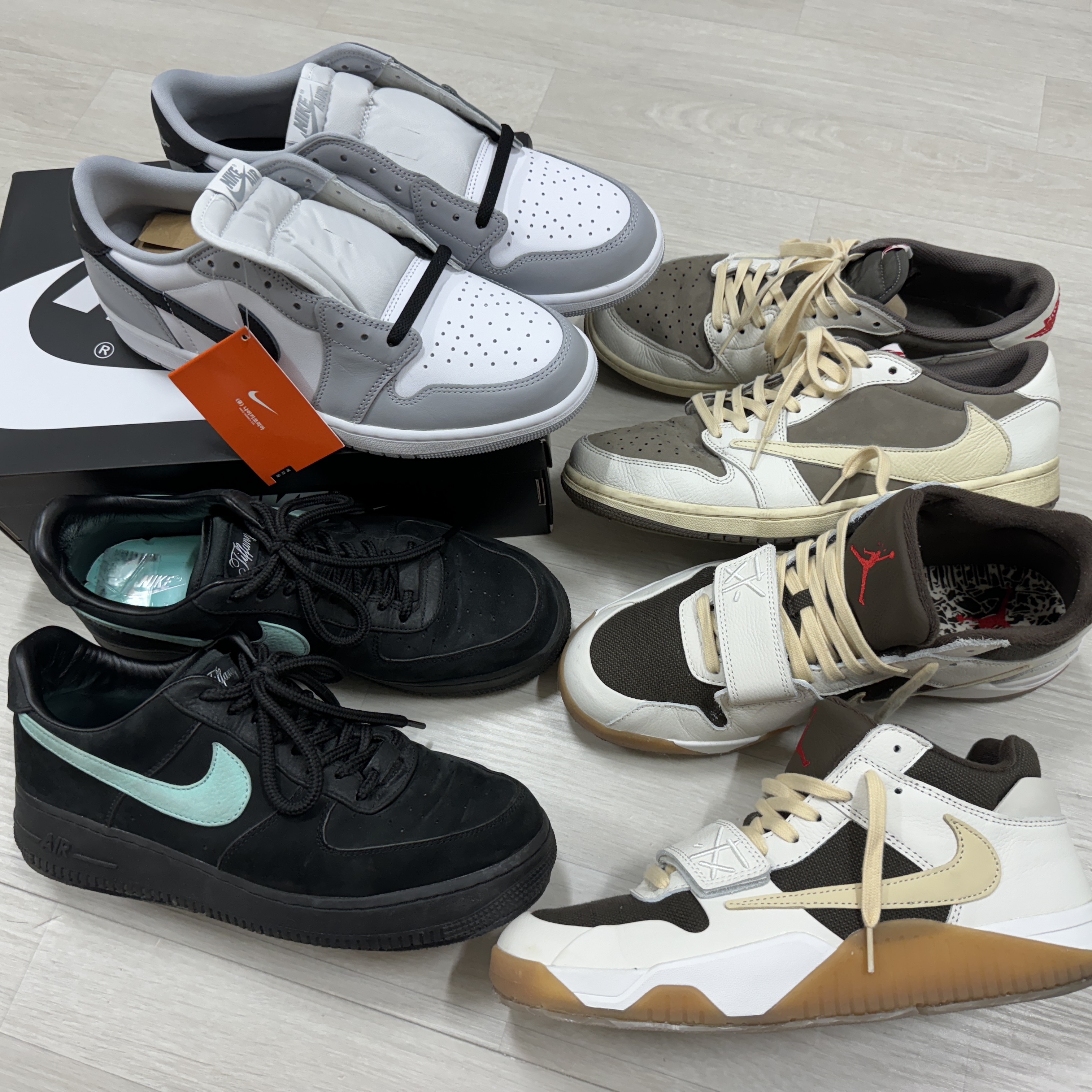 Jordan 1 Retro Low OG Wolf Grey and White, Jordan x Travis Scott Jumpman Jack TR Sail and Dark Mocha 착용 스타일 - 1