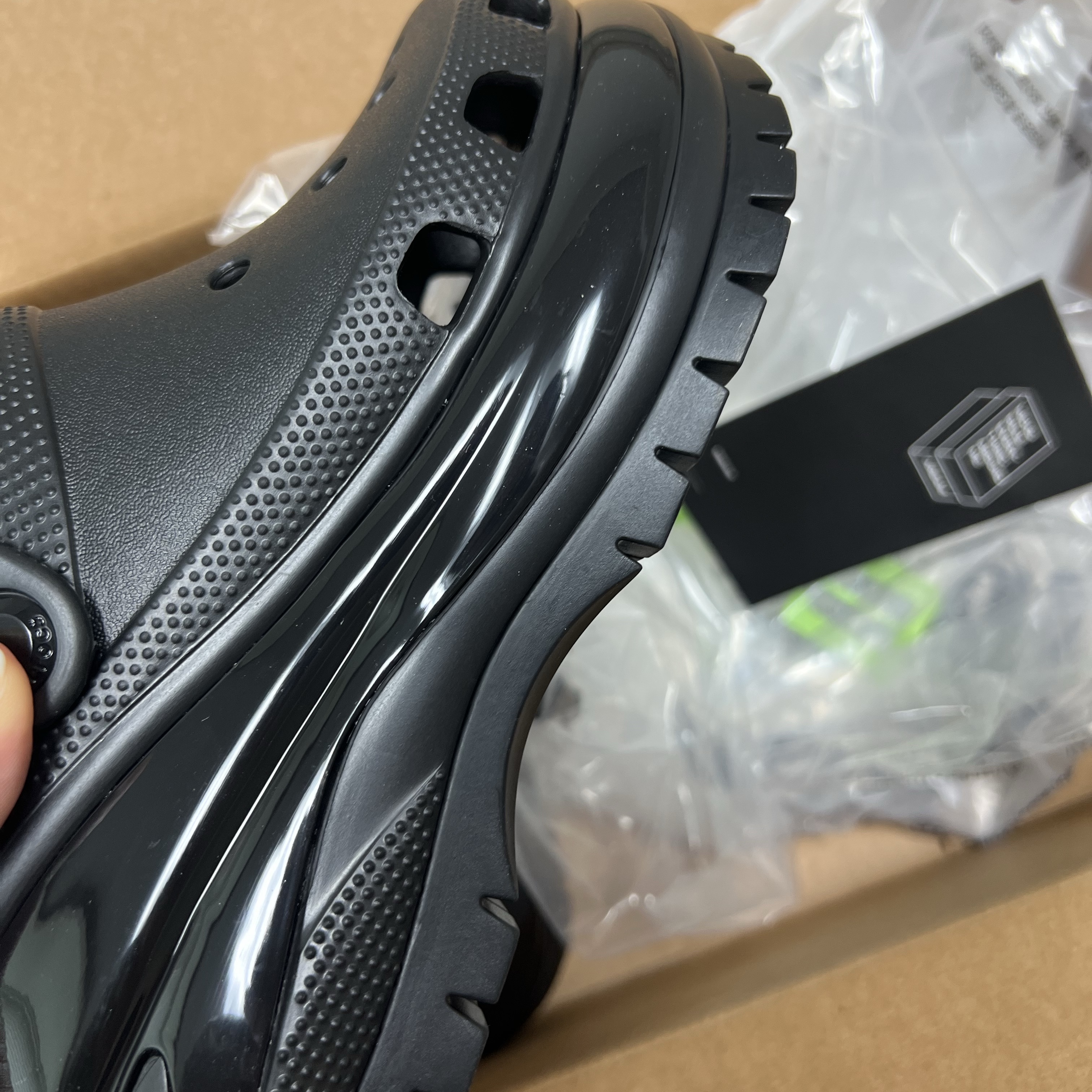 (W) Crocs Classic Mega Crush Clog Black 착용 스타일