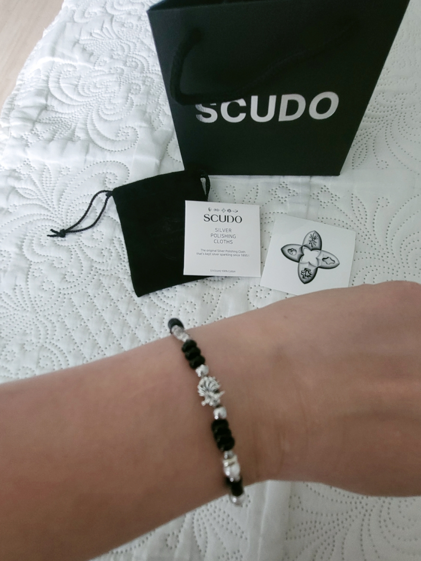 [KREAM 단독] Scudo Shell Black Pearl Beads Bracelet 착용 스타일 - 1