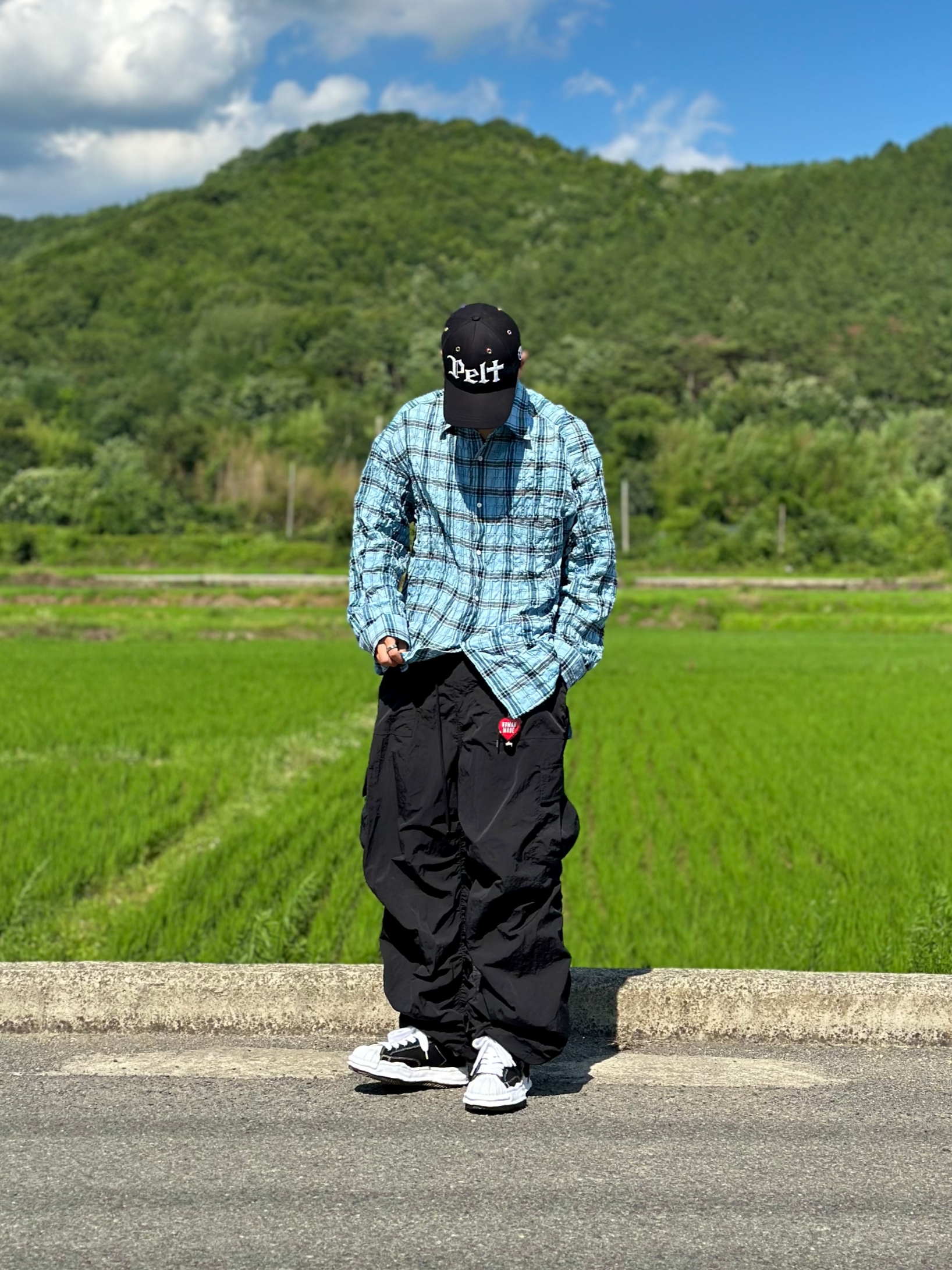 Maison Mihara Yasuhiro Blakey OG Sole Canvas Low-top Sneakers Black White, Human Made Heart Keyring Red 착용 스타일 - 3
