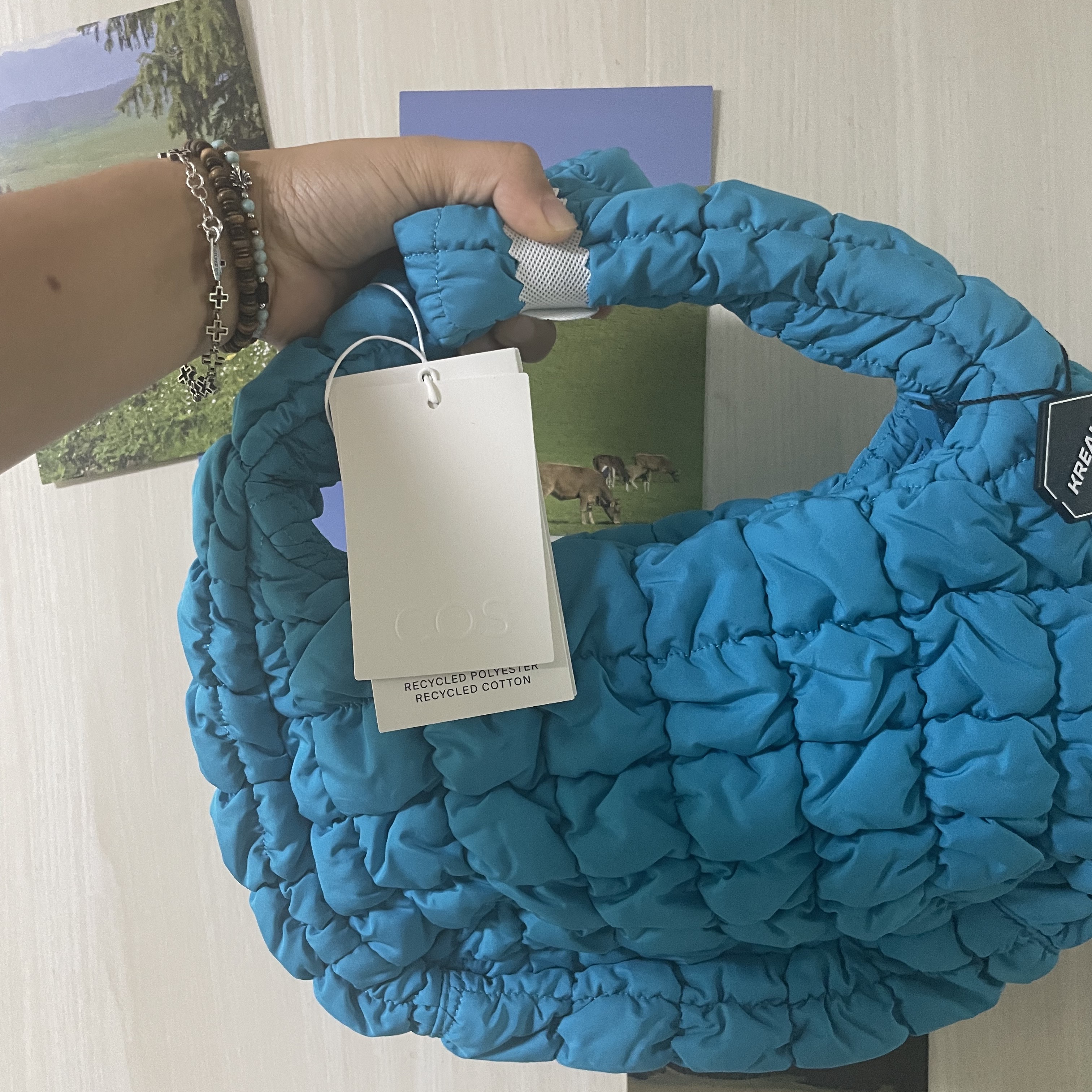 COS Quilted Mini Bag Bright Turquoise 착용 스타일 - 3