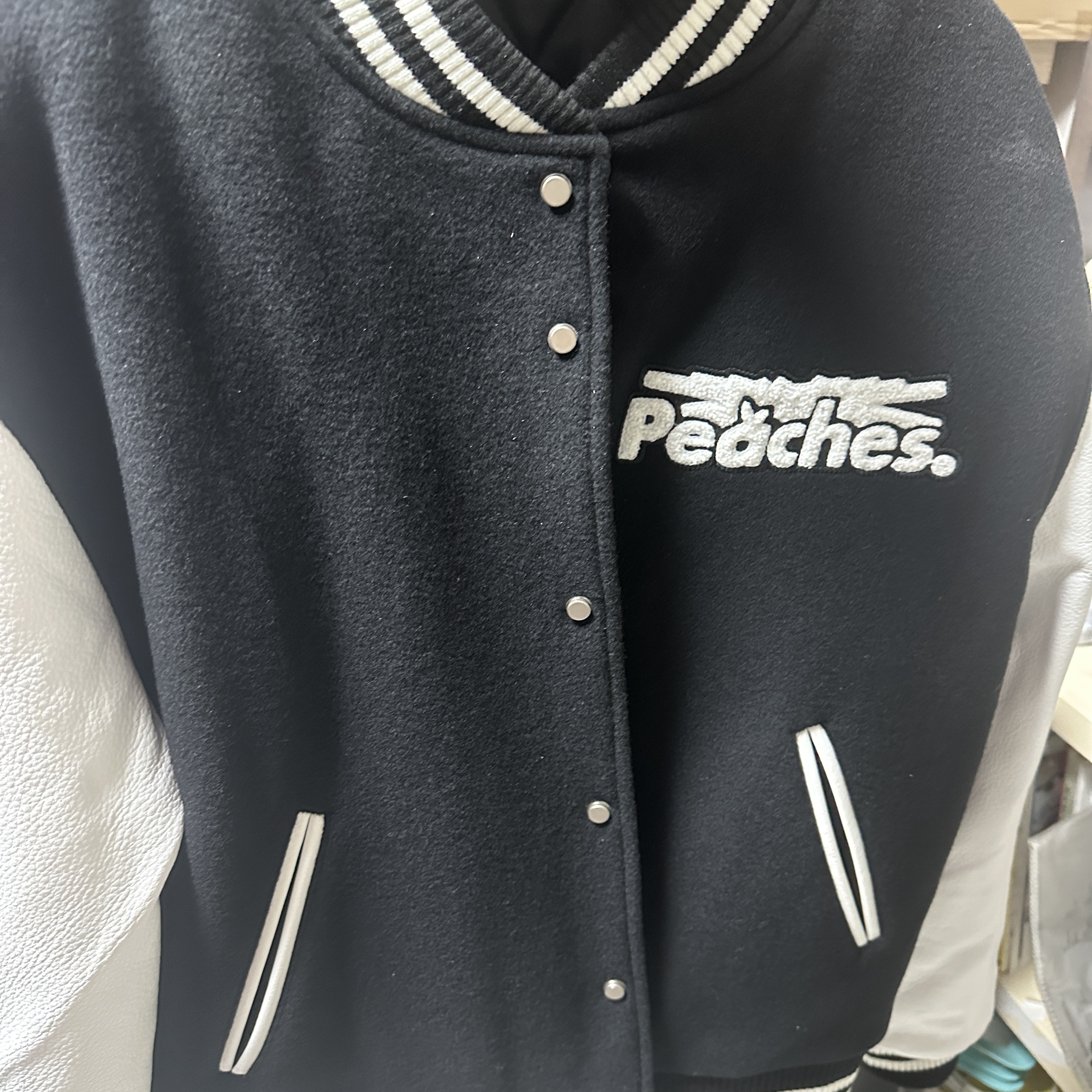 르세라핌 x 피치스] 바시티 재킷 | LE SSERAFIM OFFICIAL MERCH. | KREAM