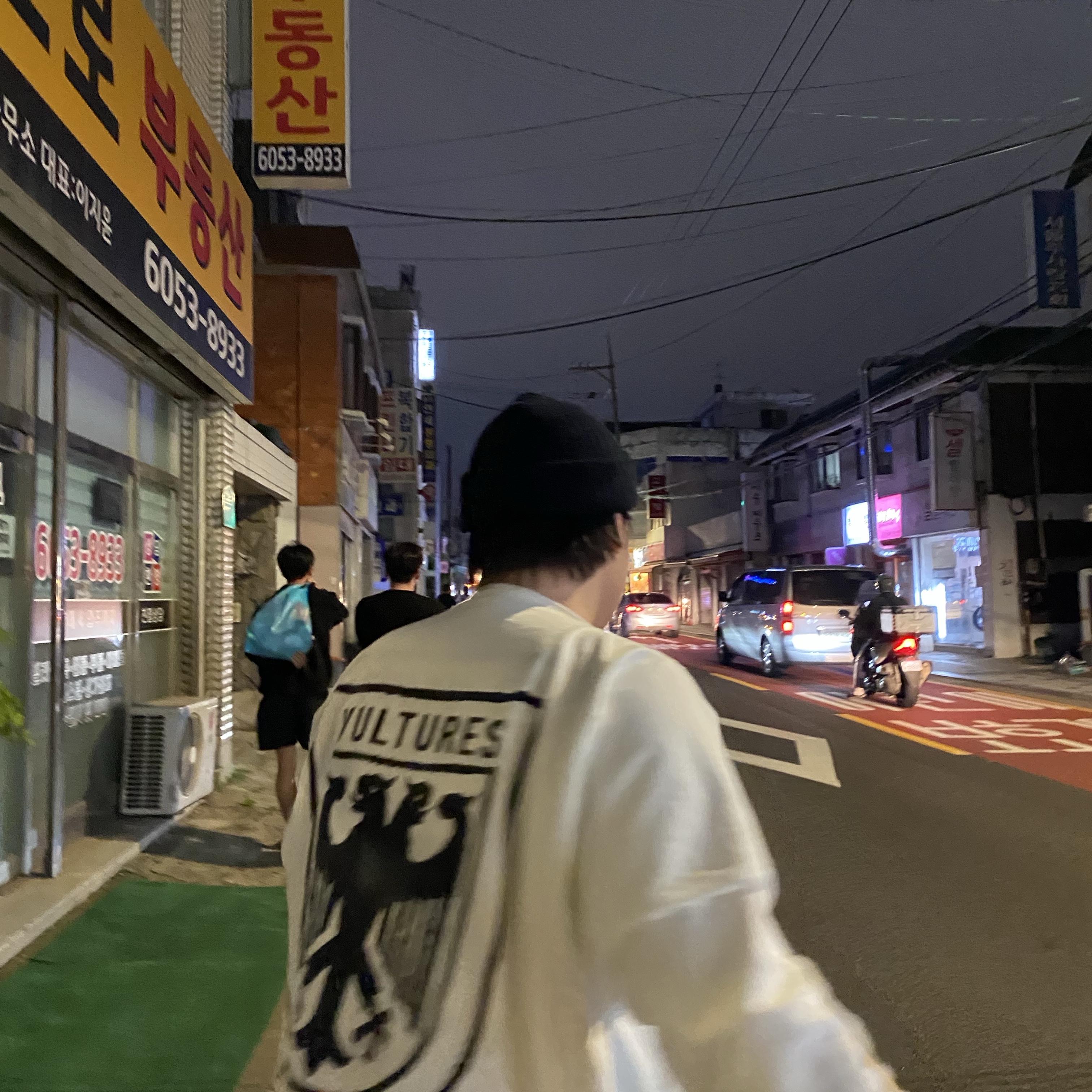 Yeezy Vultures Box T-Shirt White, Yeezy Vultures Long Sleeve T-Shirt White 착용 스타일 - 1