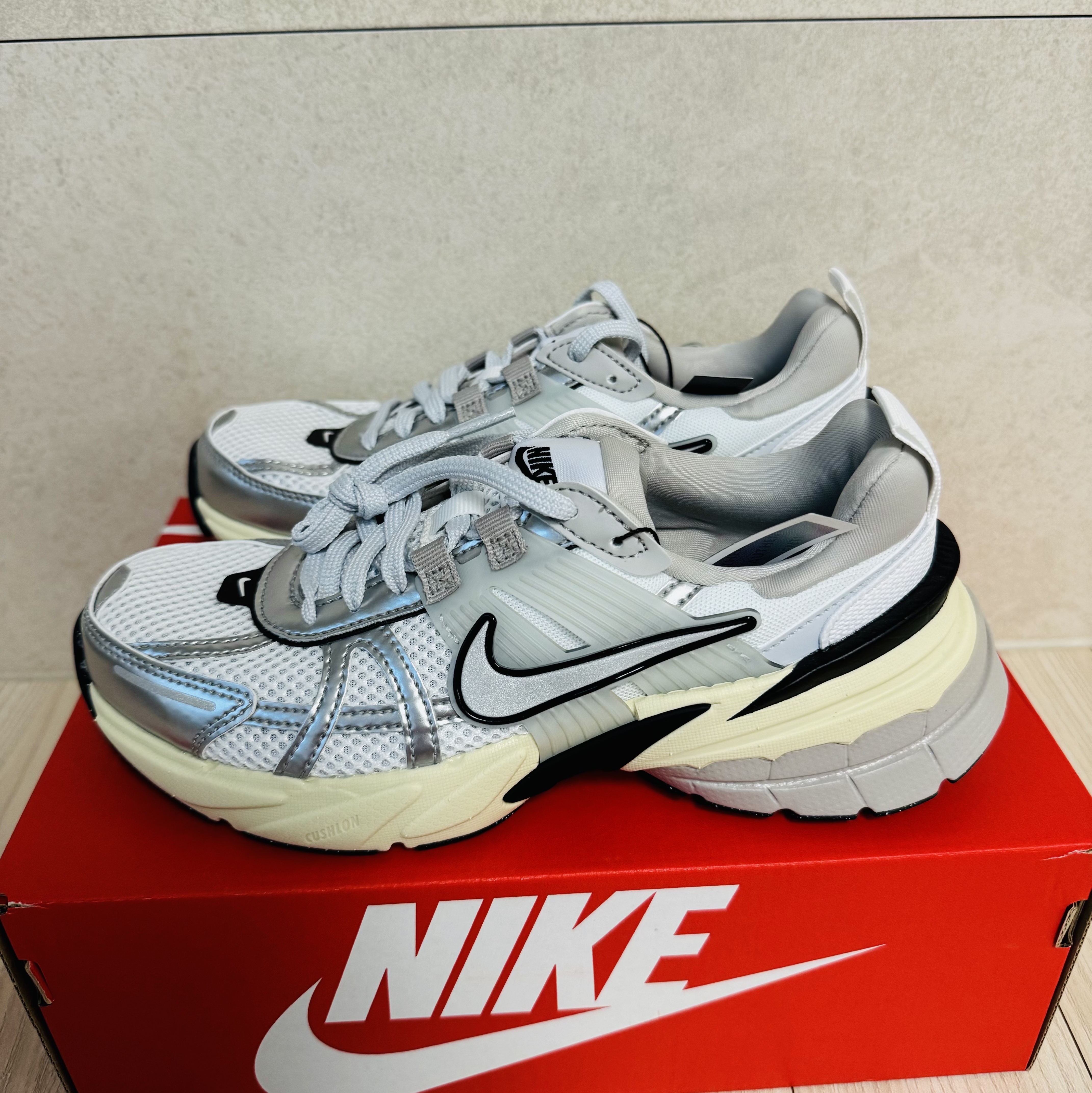 Nike V2K Run Summit White Metallic Silver 착용 스타일 - 2