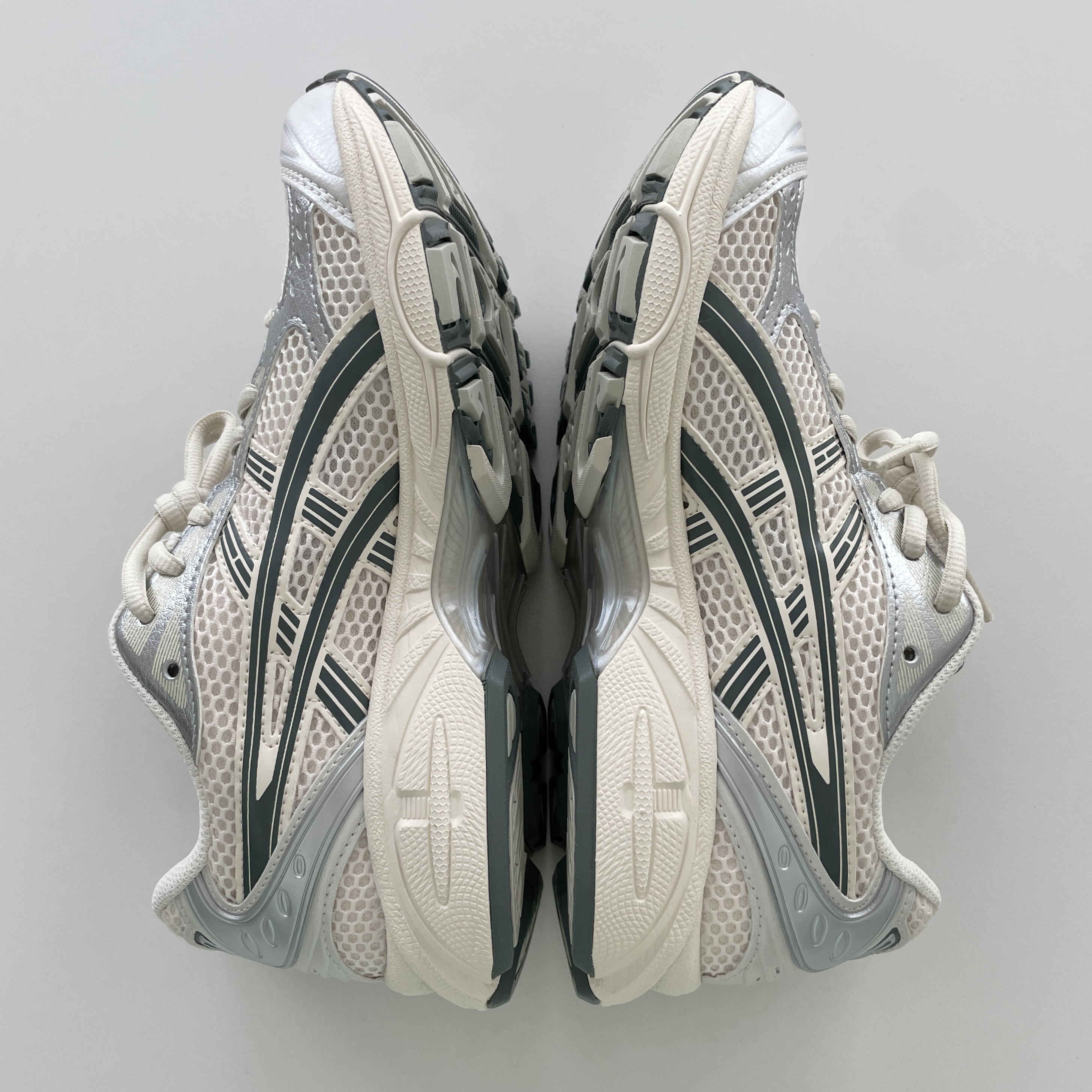 Asics Gel-Kayano 14 Birch Dark Pewter 착용 스타일 - 7