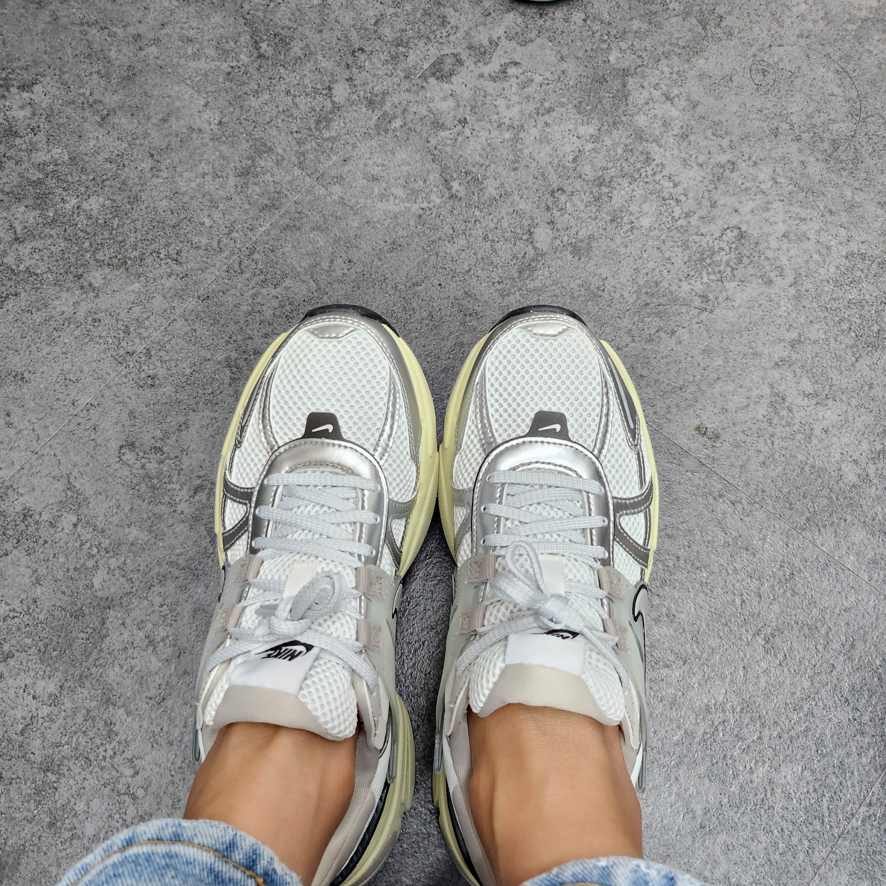 Nike V2K Run Summit White Metallic Silver 착용 스타일 - 4