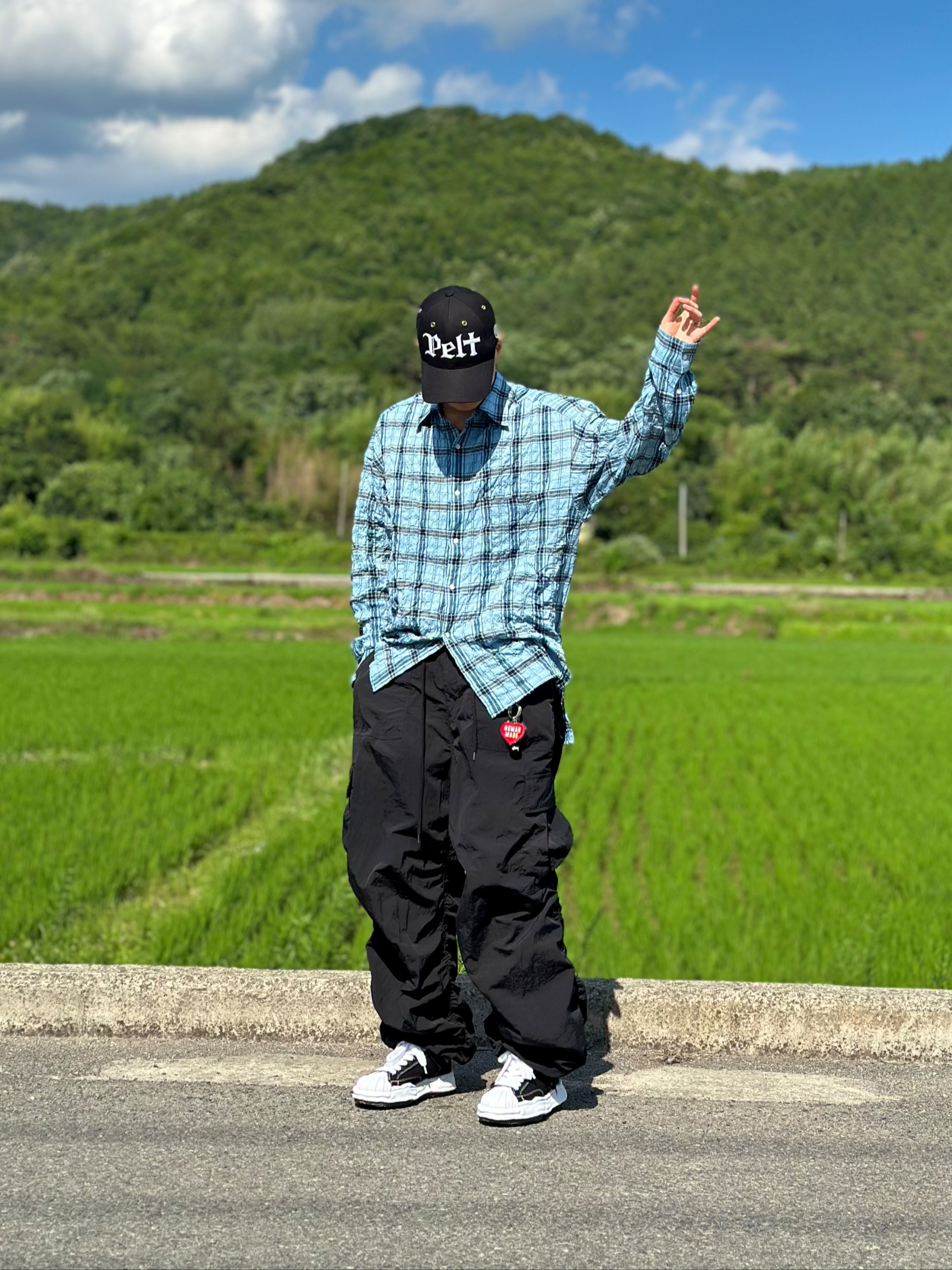 Maison Mihara Yasuhiro Blakey OG Sole Canvas Low-top Sneakers Black White, Human Made Heart Keyring Red 착용 스타일 - 2