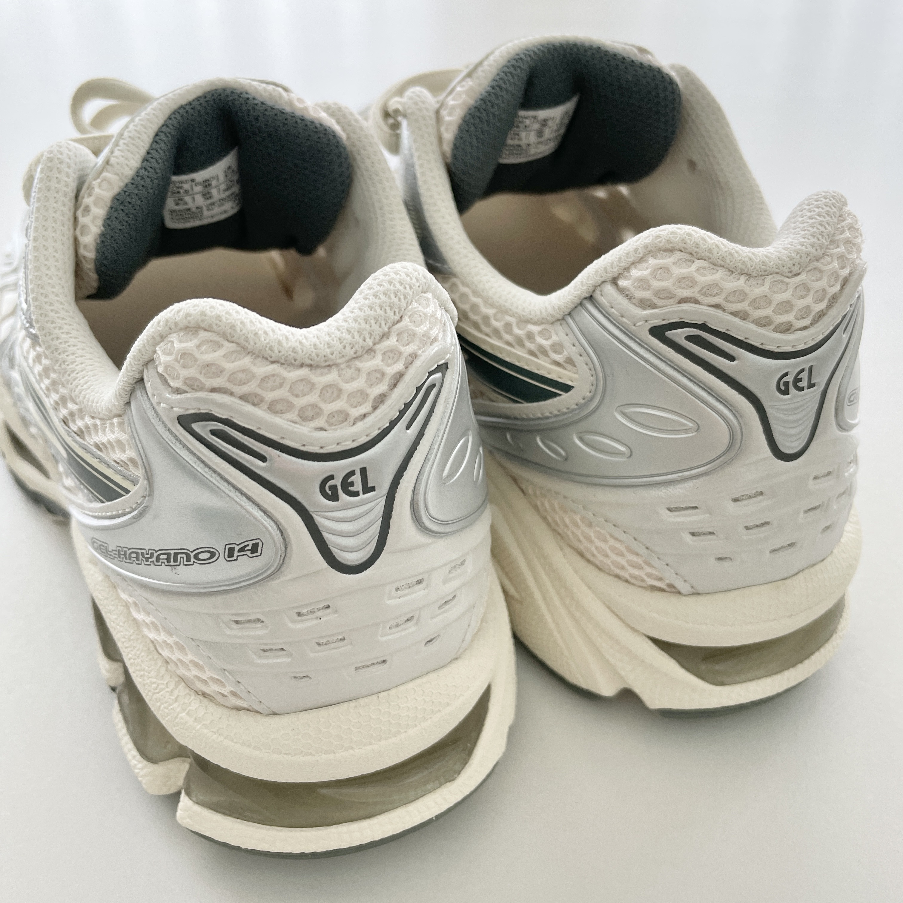 Asics Gel-Kayano 14 Birch Dark Pewter 착용 스타일 - 4