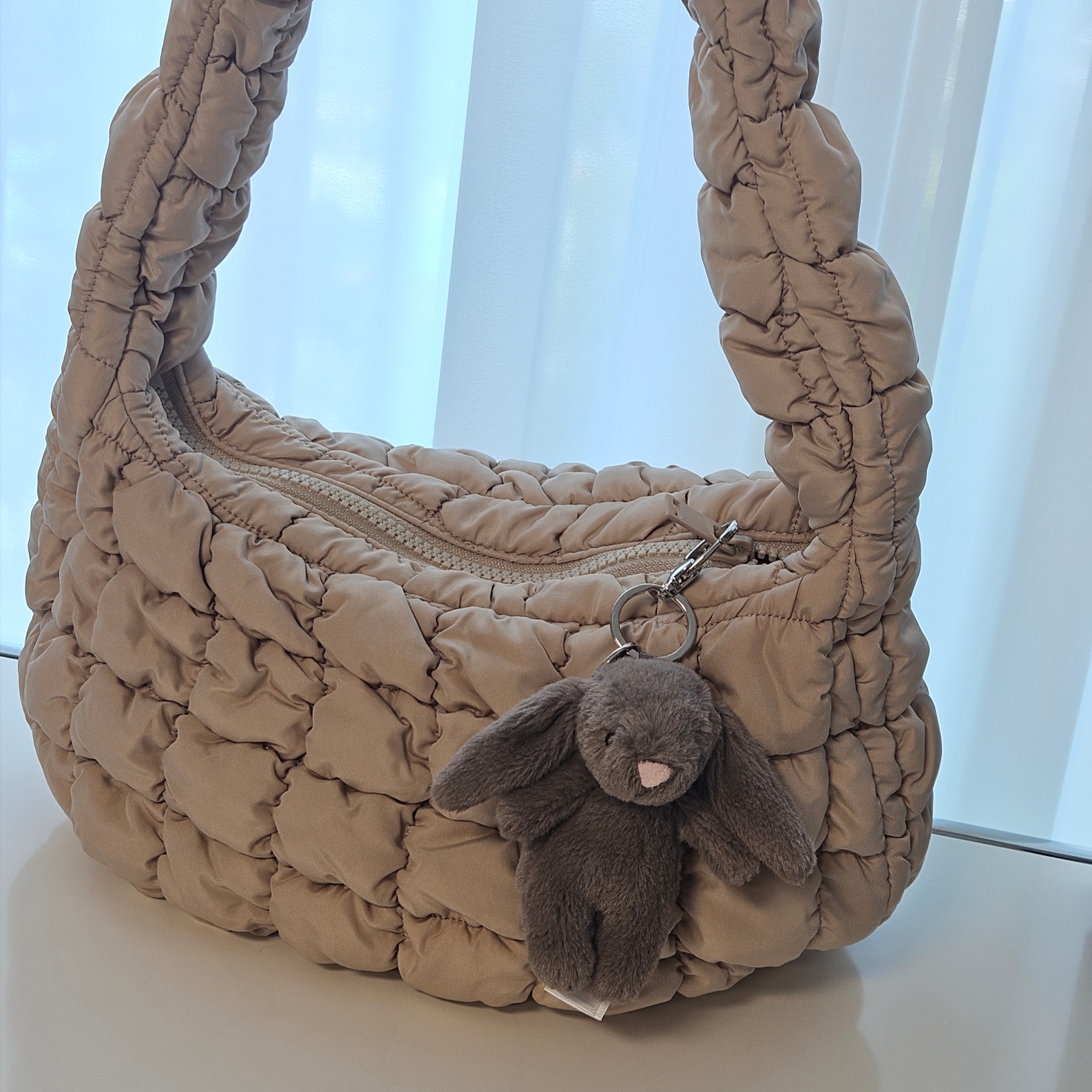 Jellycat Bashful Bunny Truffle Bag Charm Brown 착용 스타일 - 1