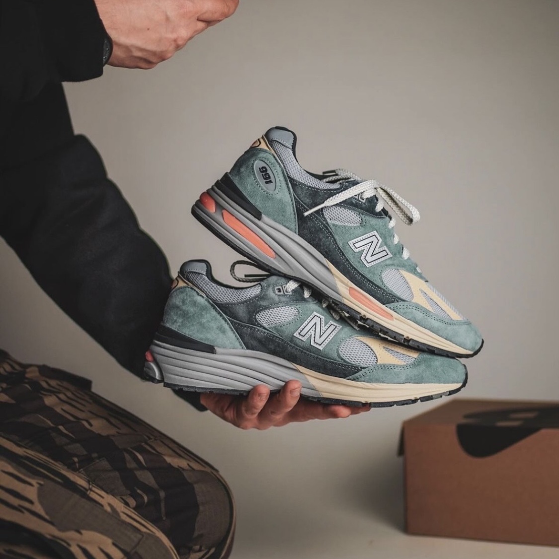 New Balance 991v2 Made in UK Blue Silver 착용 스타일 - 2