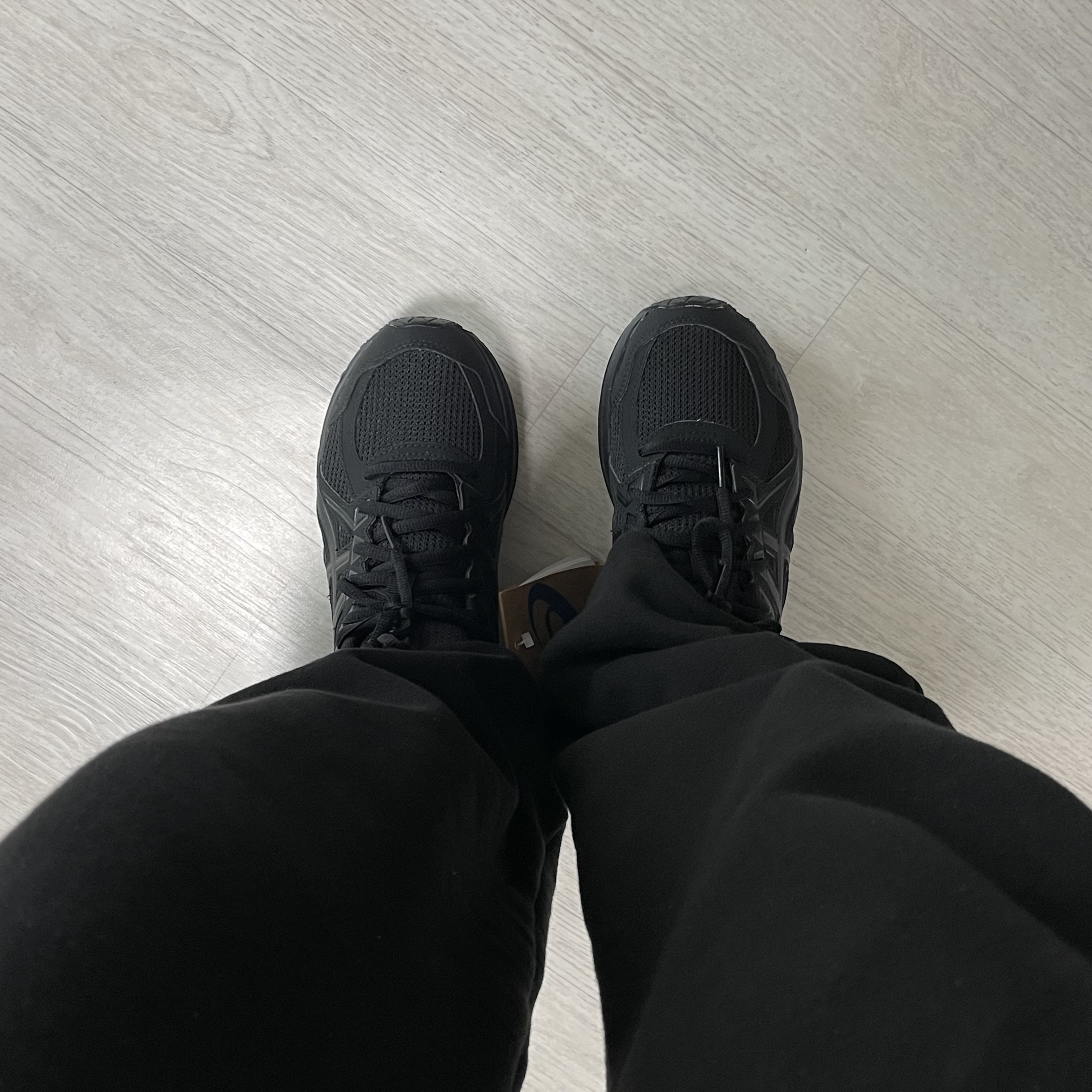 Asics Jog 100 2 Black 착용 스타일 - 4