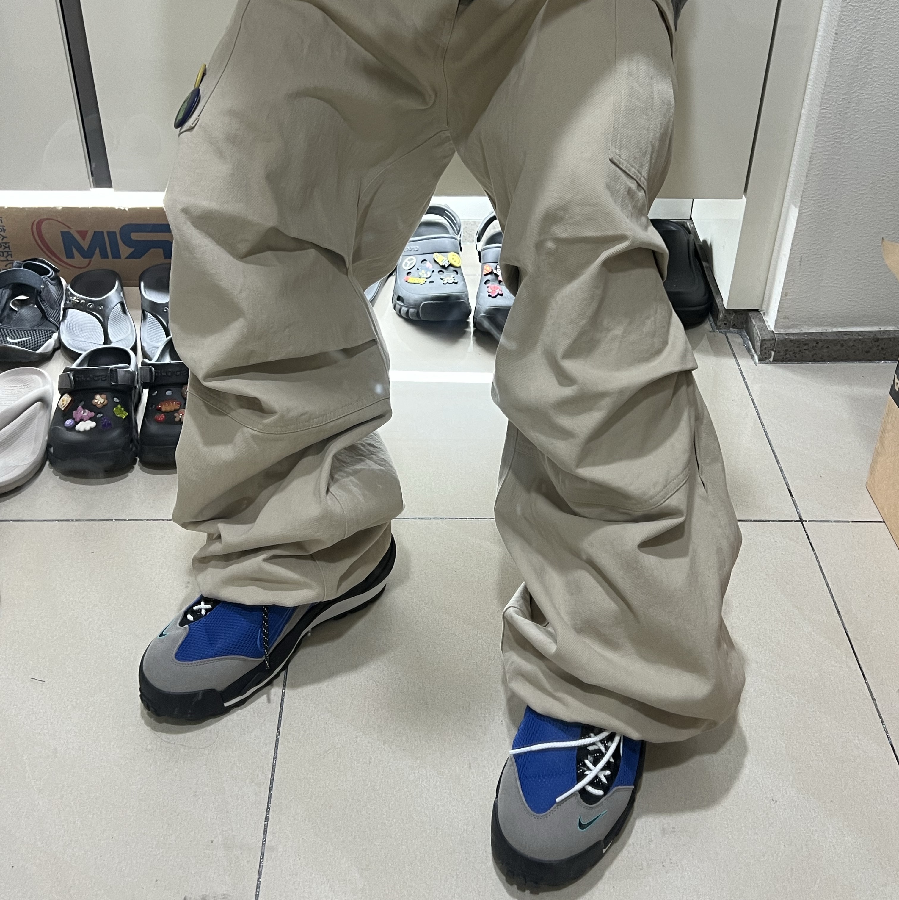Nike x Sacai Magmascape SP Varsity Royal, Nonnod Side Zip Cargo Pants Beige 착용 스타일 - 2
