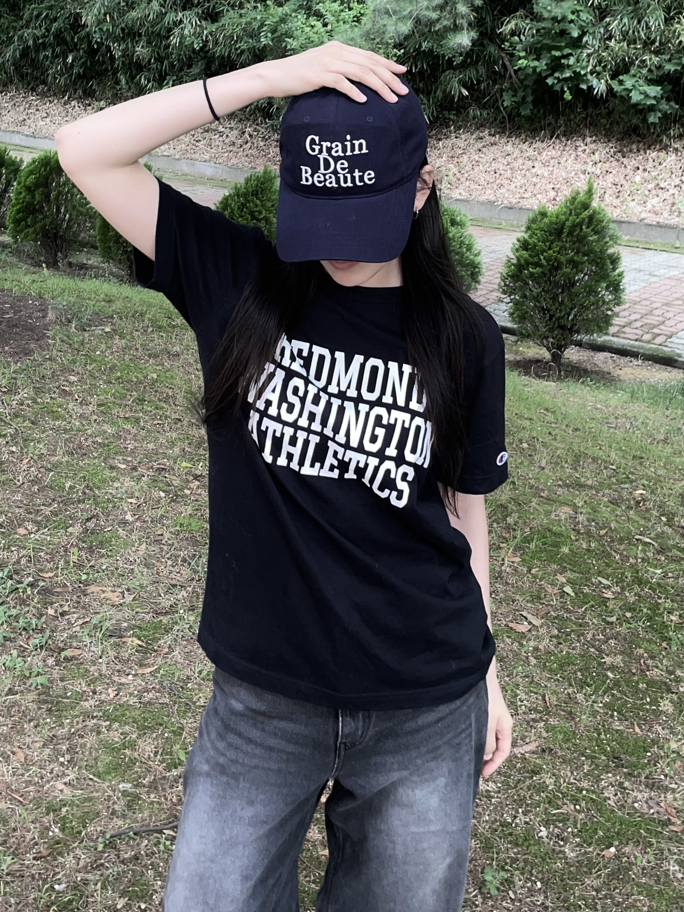 (W) Nike Air Force 1 '07 Low Triple Black, Champion x Thisisneverthat Track Team T-Shirt Normal Navy 착용 스타일 - 2