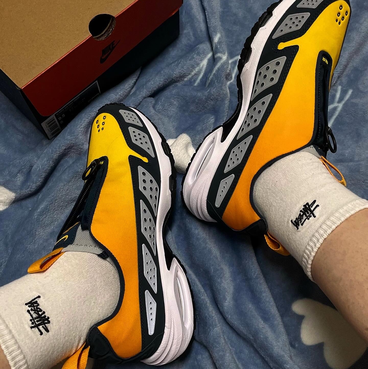 (W) Nike Air Max SNDR Canyon Gold and Deep Ocean 착용 스타일 - 1