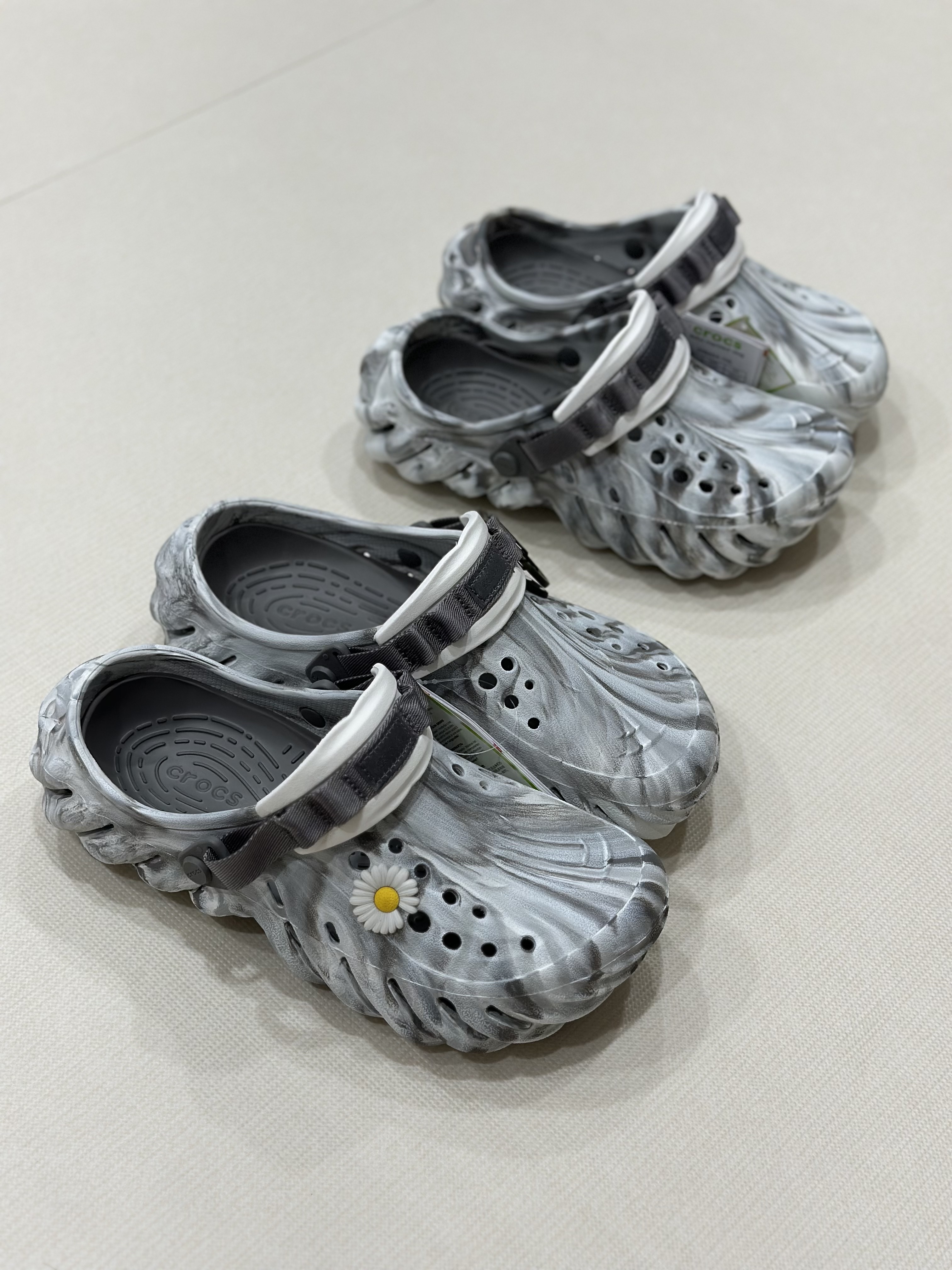Crocs Echo Marbled Clog Moonlight Multi 착용 스타일 - 2